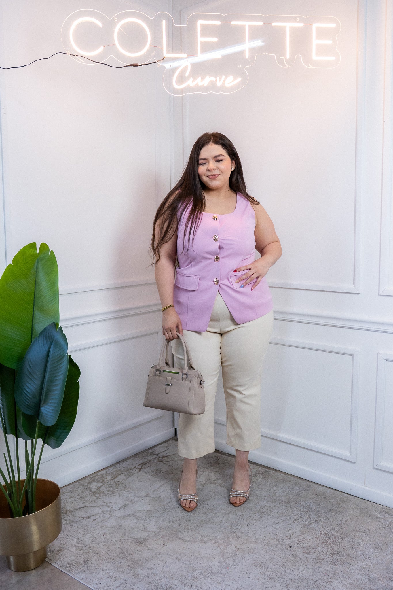 Chaleco Curvy Rosa con Botones Dorados y Bolsas Elegante