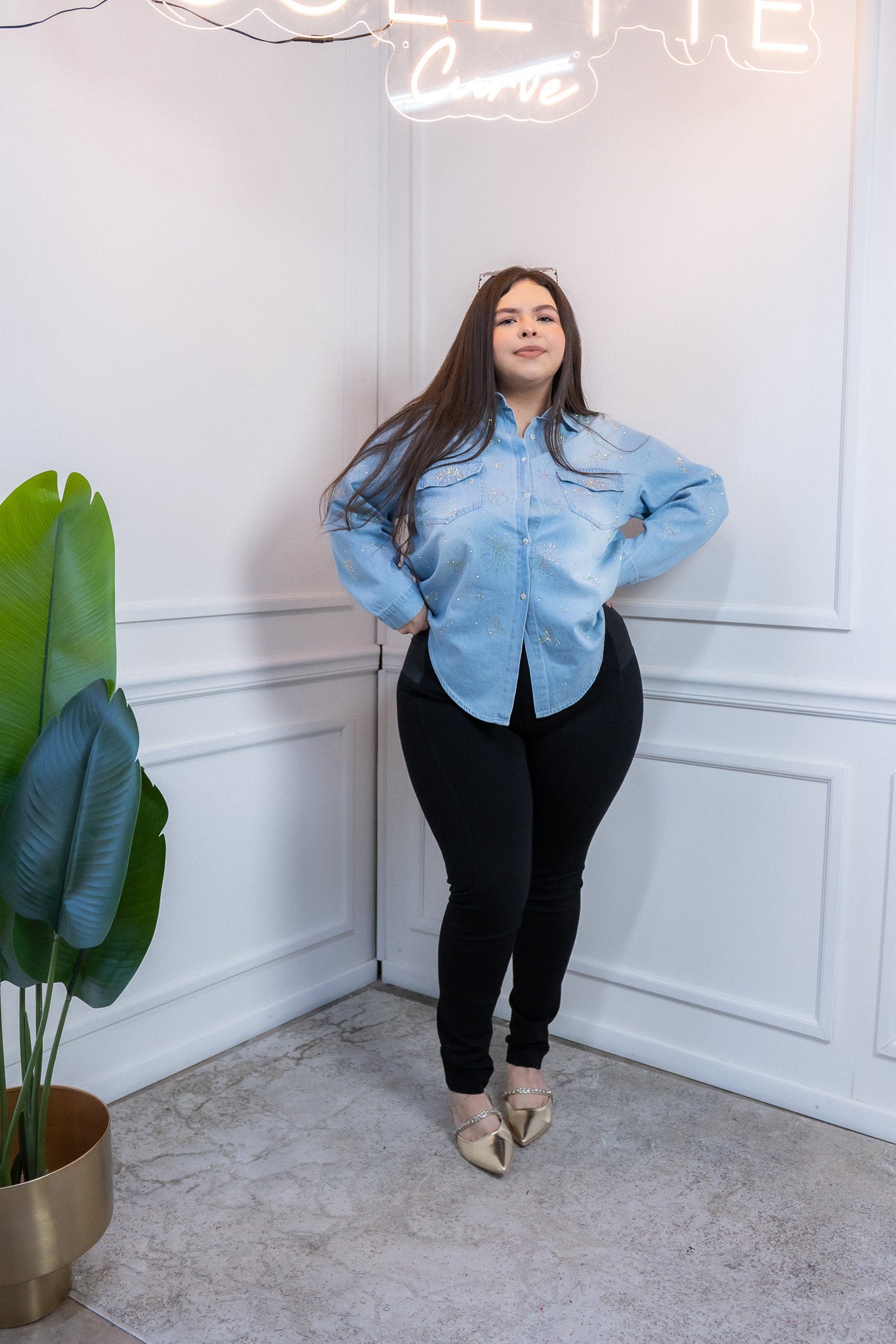 Camisa Curvy Mezclilla con Pedrería Botones Frontales Chic