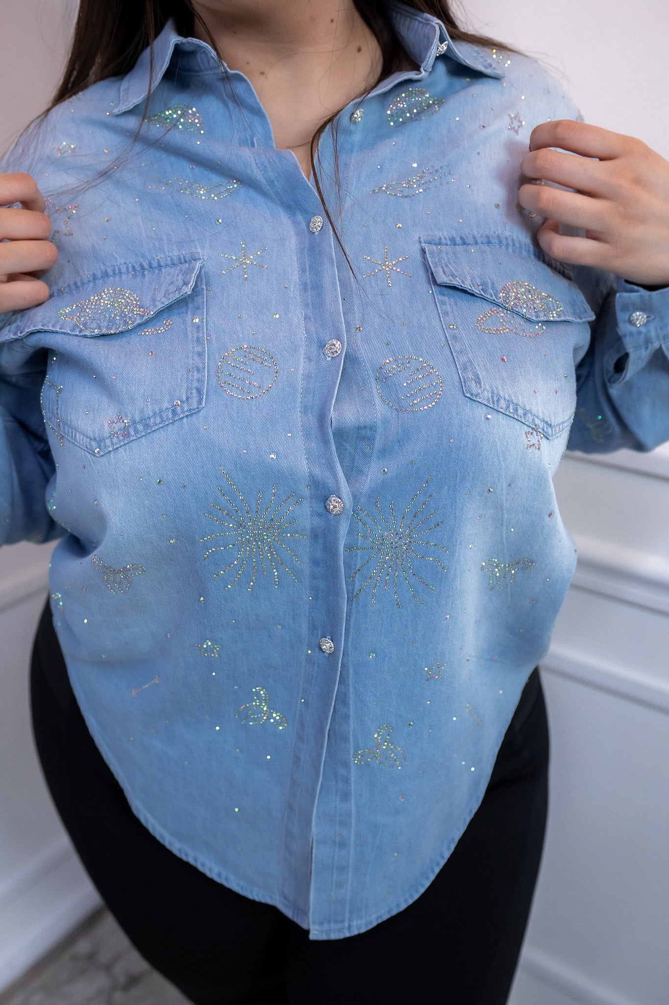 Camisa Curvy Mezclilla con Pedrería Botones Frontales Chic