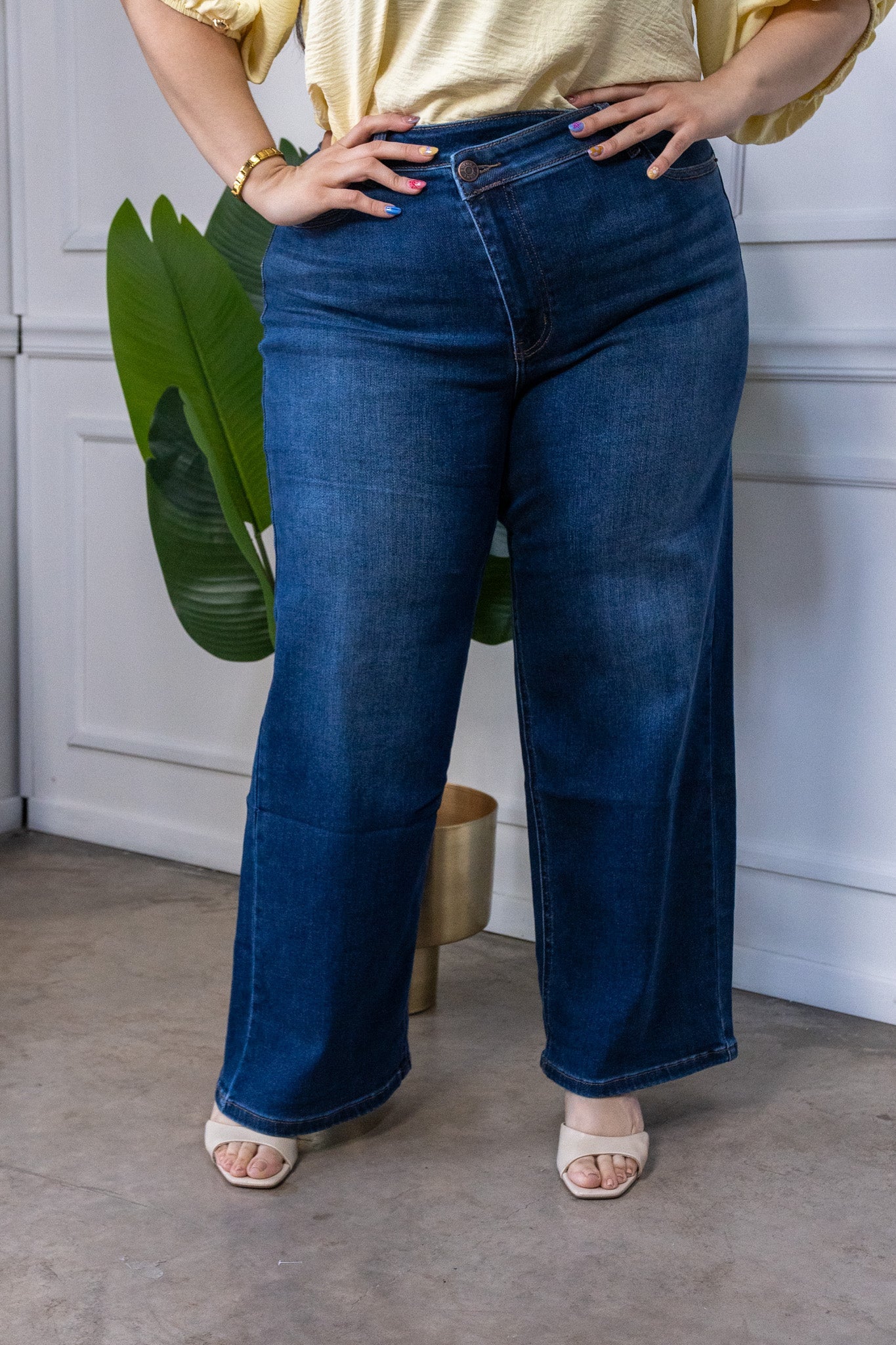 Modelo curvy usando Jeans Curvy Recto Crossover Oscuro, talla extra plus size