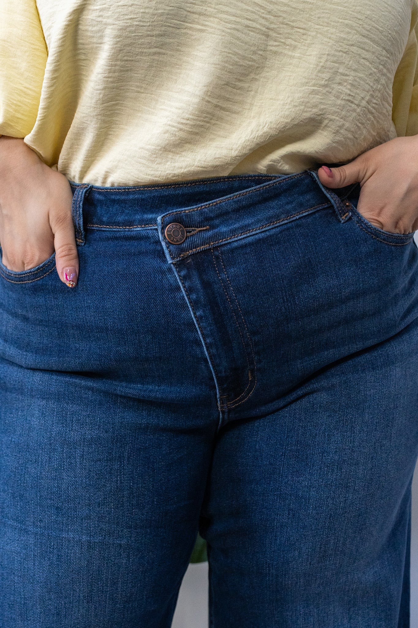 Modelo curvy usando Jeans Curvy Recto Crossover Oscuro, talla extra plus size