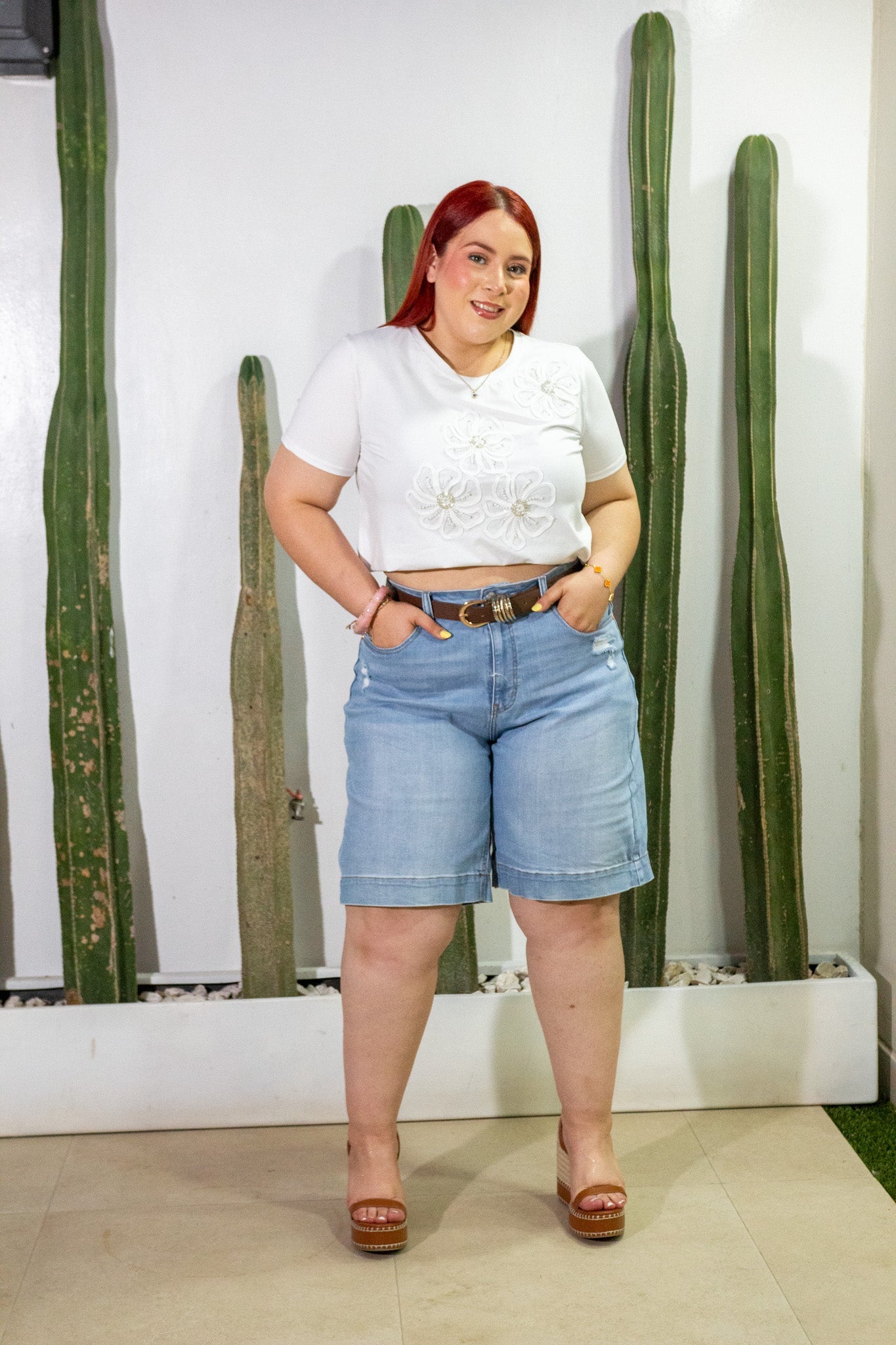 Playera Curvy Flores Bordadas Pedrería Manga Corta Blanco
