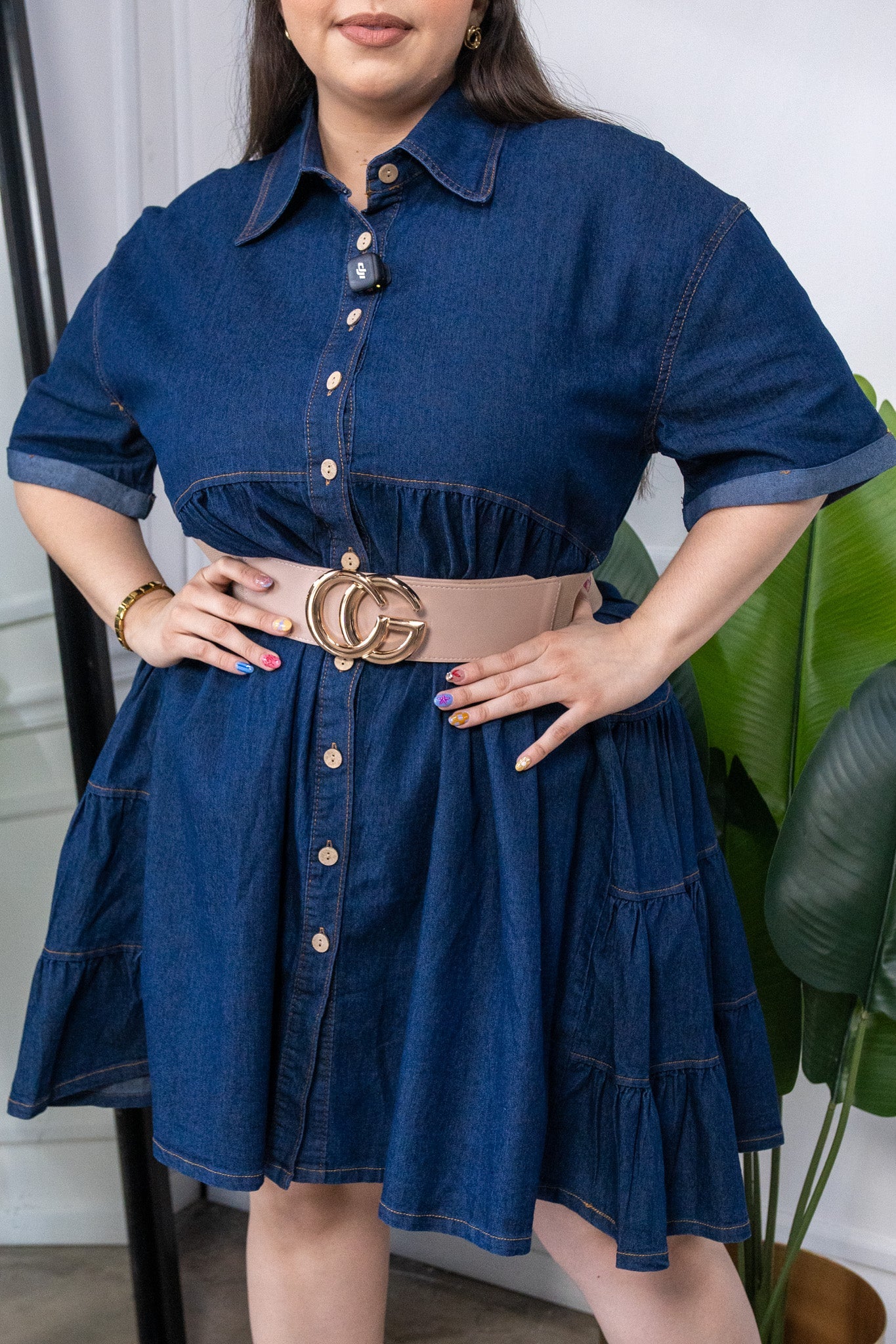 Modelo curvy usando Vestido Curvy Camisero Liso Denim Oscuro, talla extra plus size