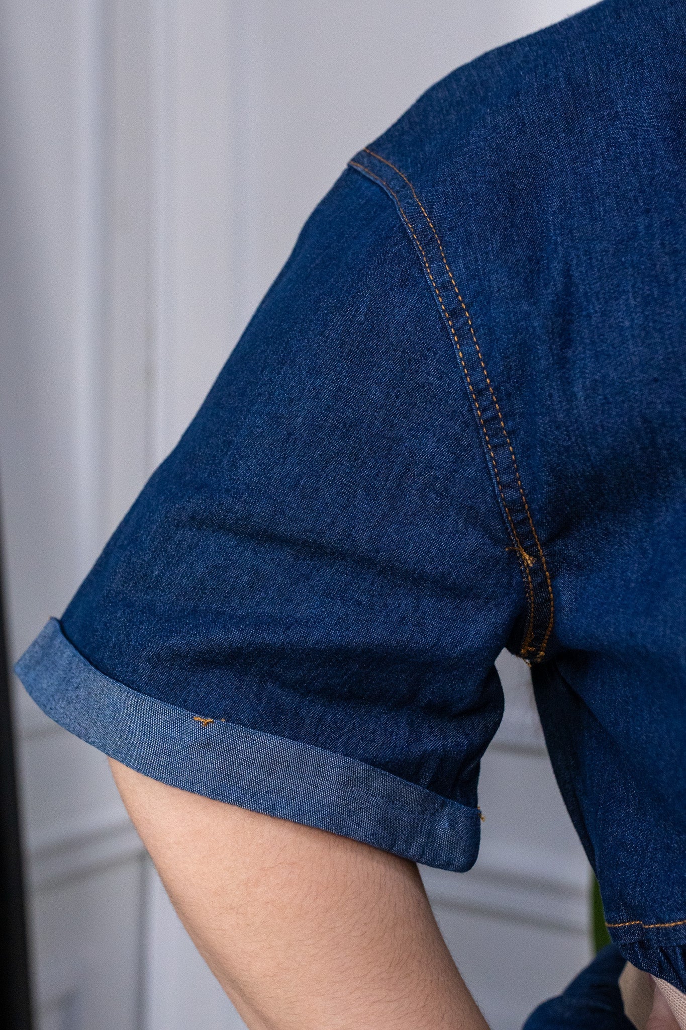 Modelo curvy usando Vestido Curvy Camisero Liso Denim Oscuro, talla extra plus size