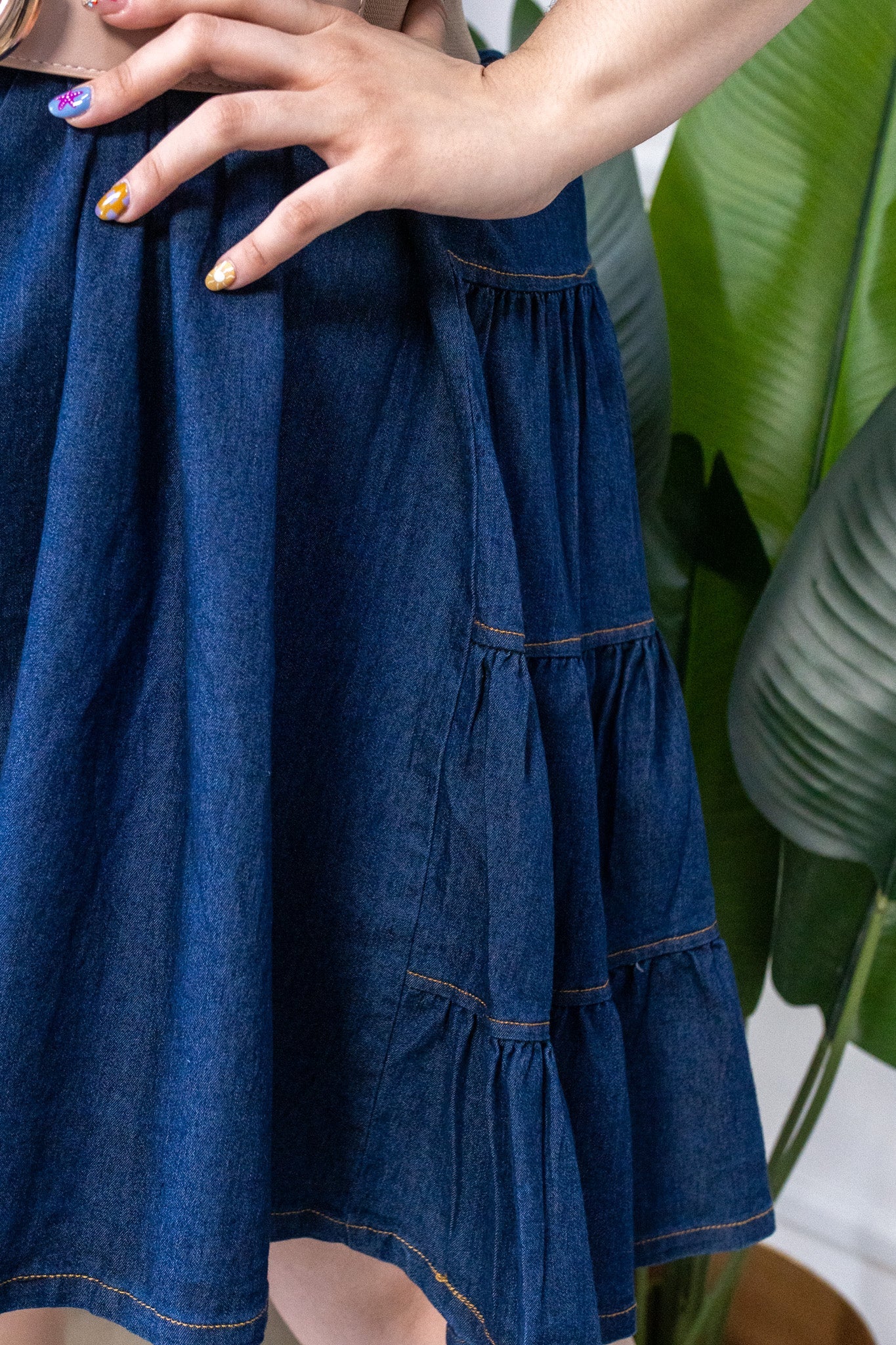 Modelo curvy usando Vestido Curvy Camisero Liso Denim Oscuro, talla extra plus size