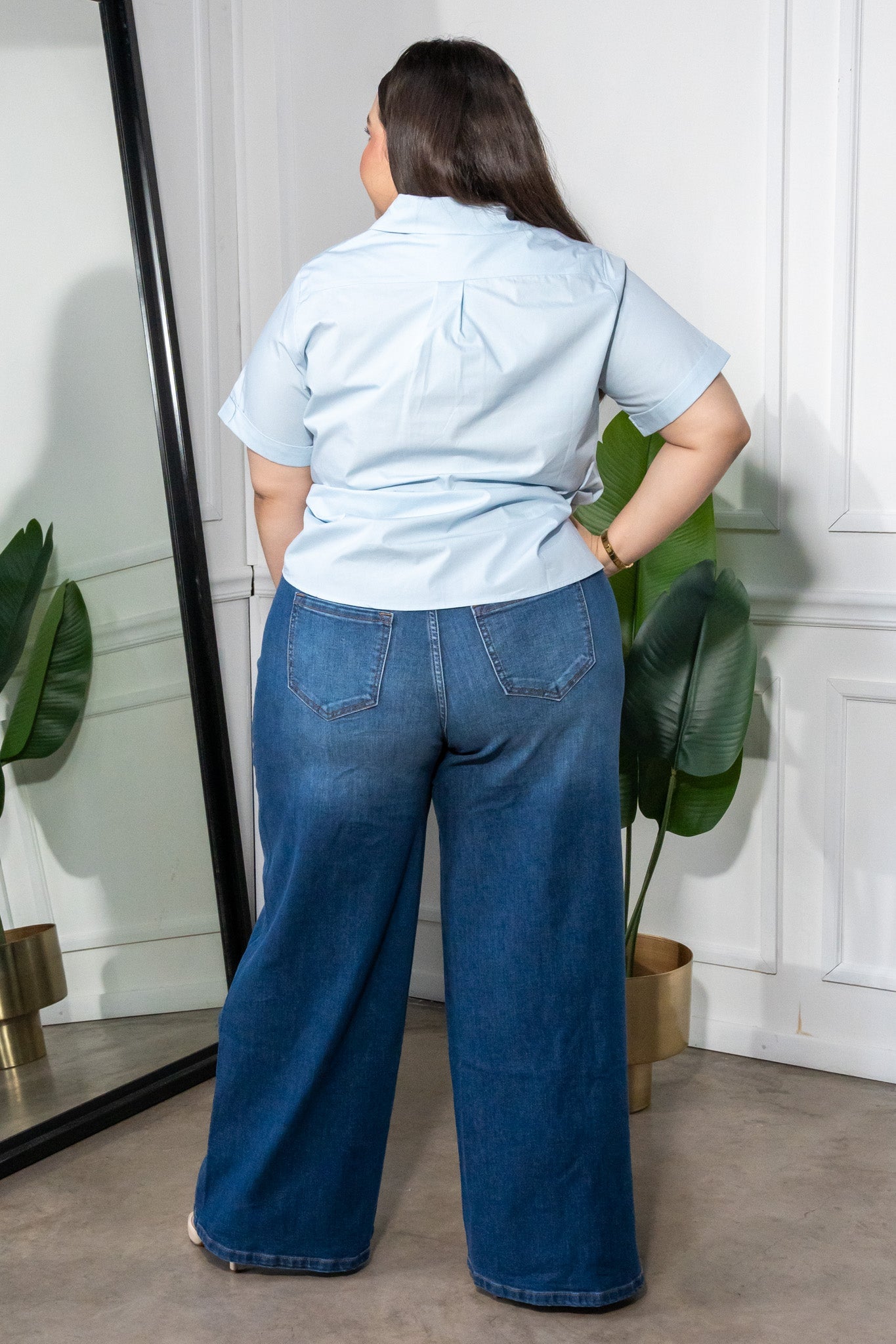 Modelo curvy usando Camisa Curvy con Detalle Botones Azul, talla extra plus size