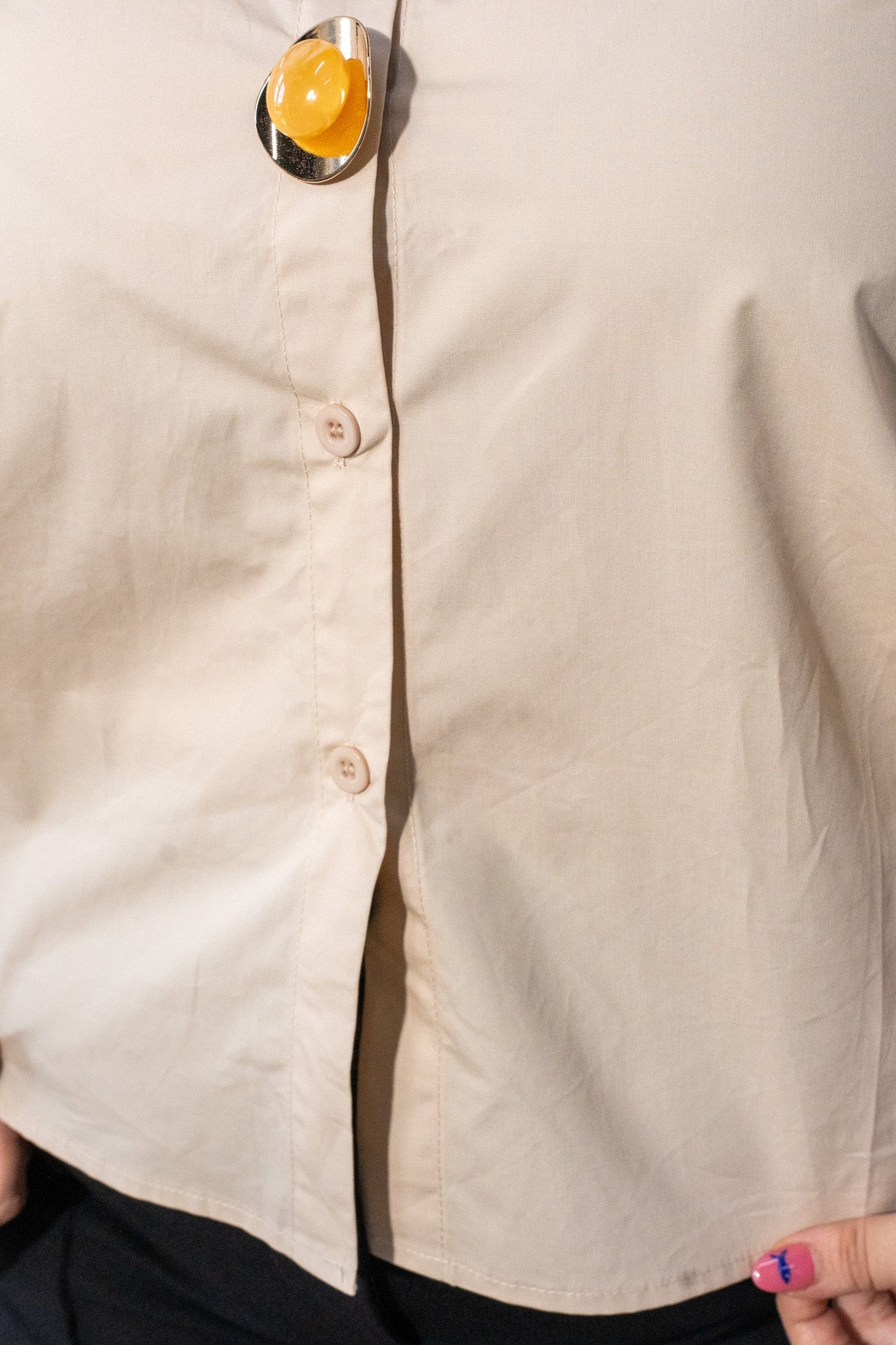 Modelo curvy usando Camisa Curvy con Detalle Botones Beige, talla extra plus size