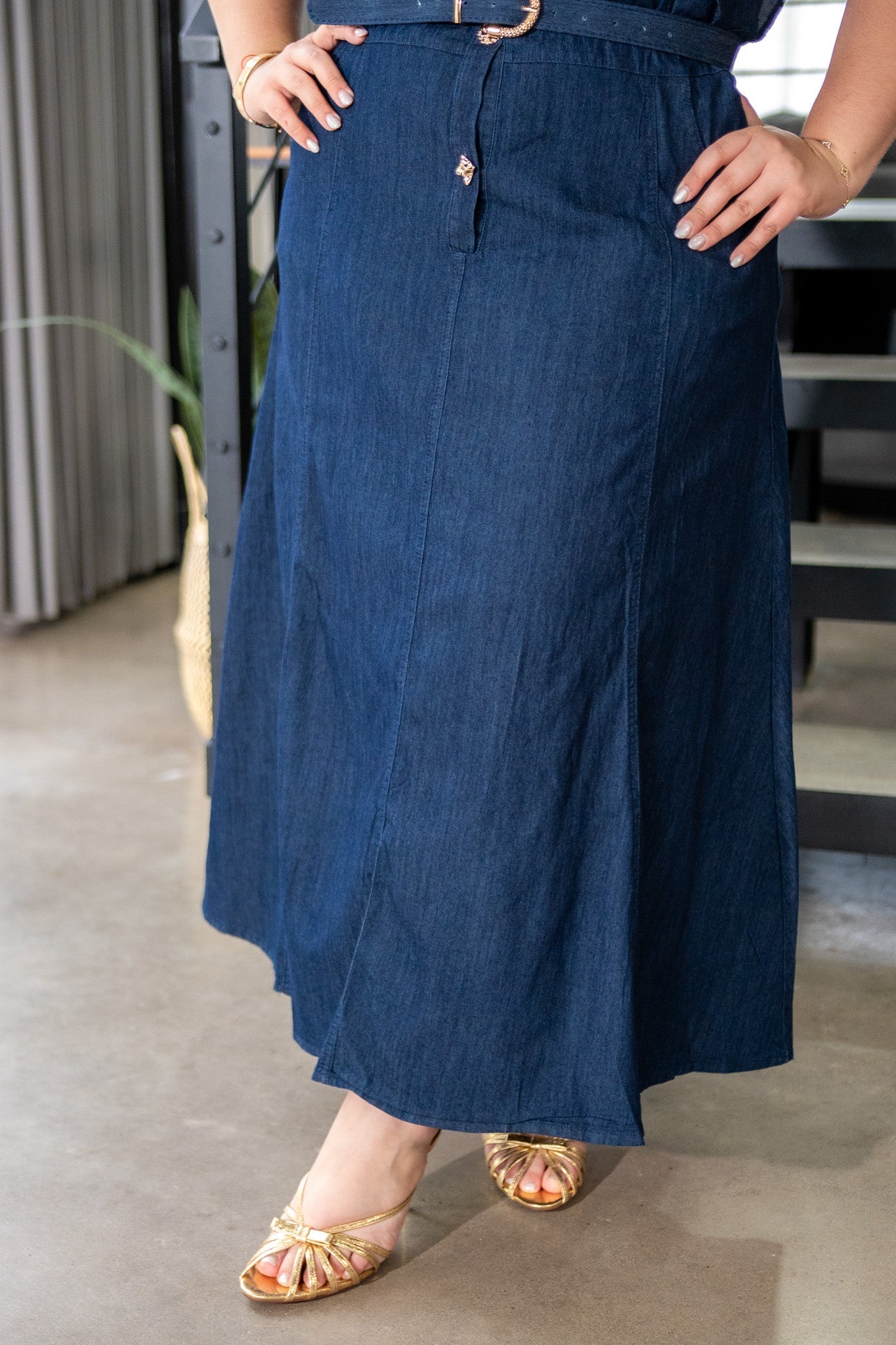 Maxi Vestido Curvy Denim Camisero con Cinto Oscuro