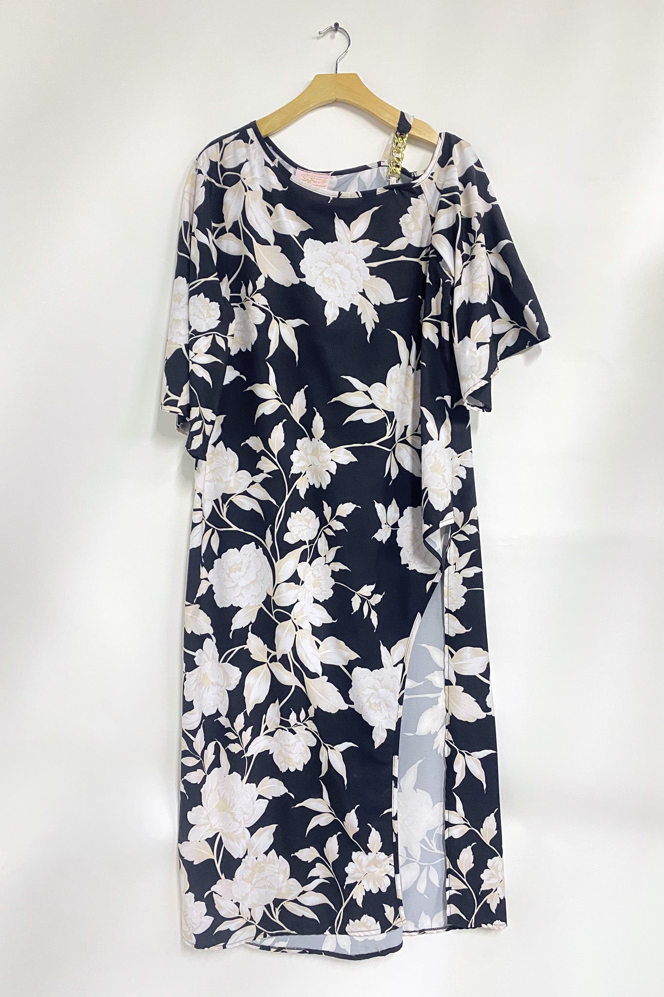 Blusón Curvy con Cadena Estampado Floral Blanco y Negro