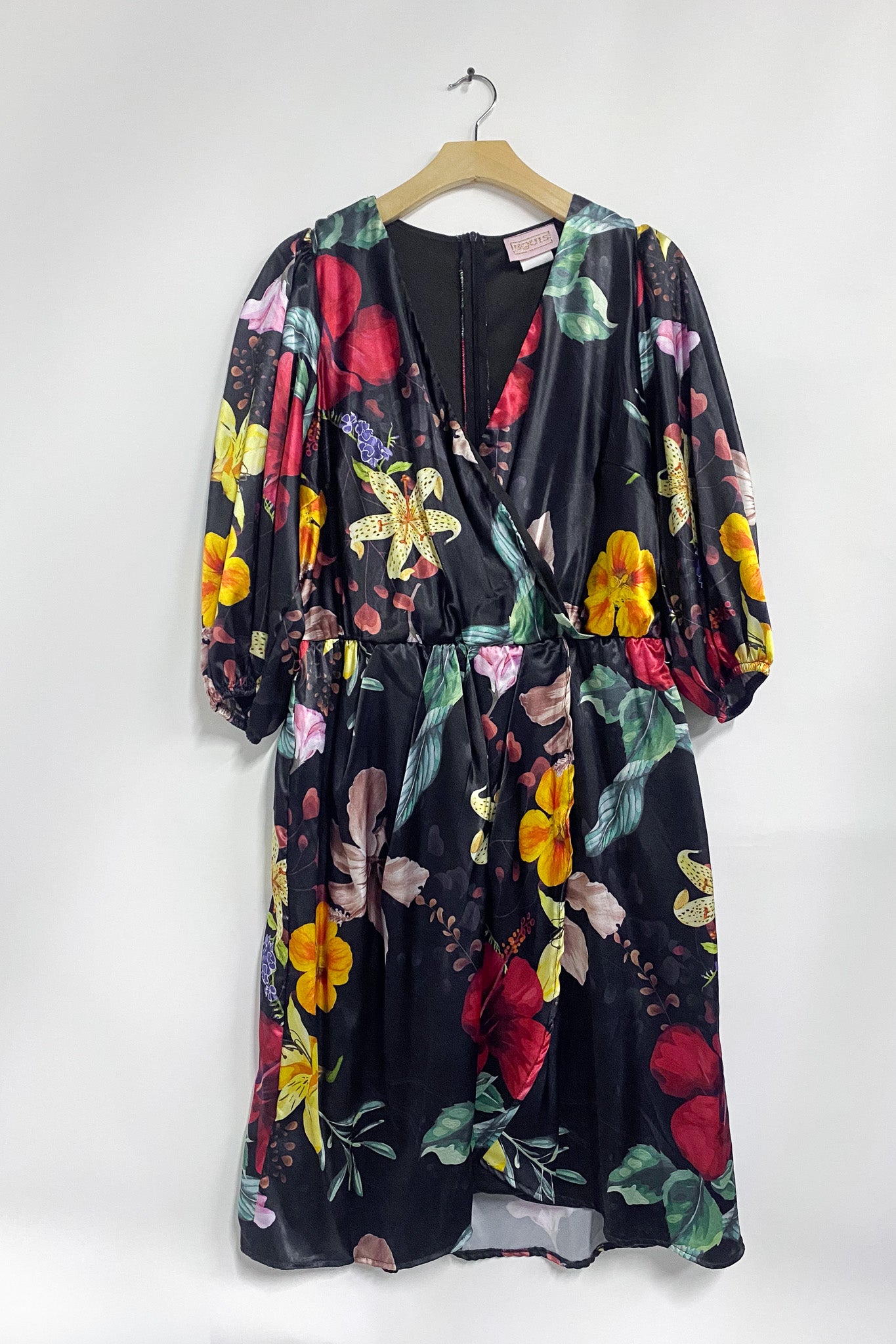 Vestido Satín Curvy Cruzado Floral Negro
