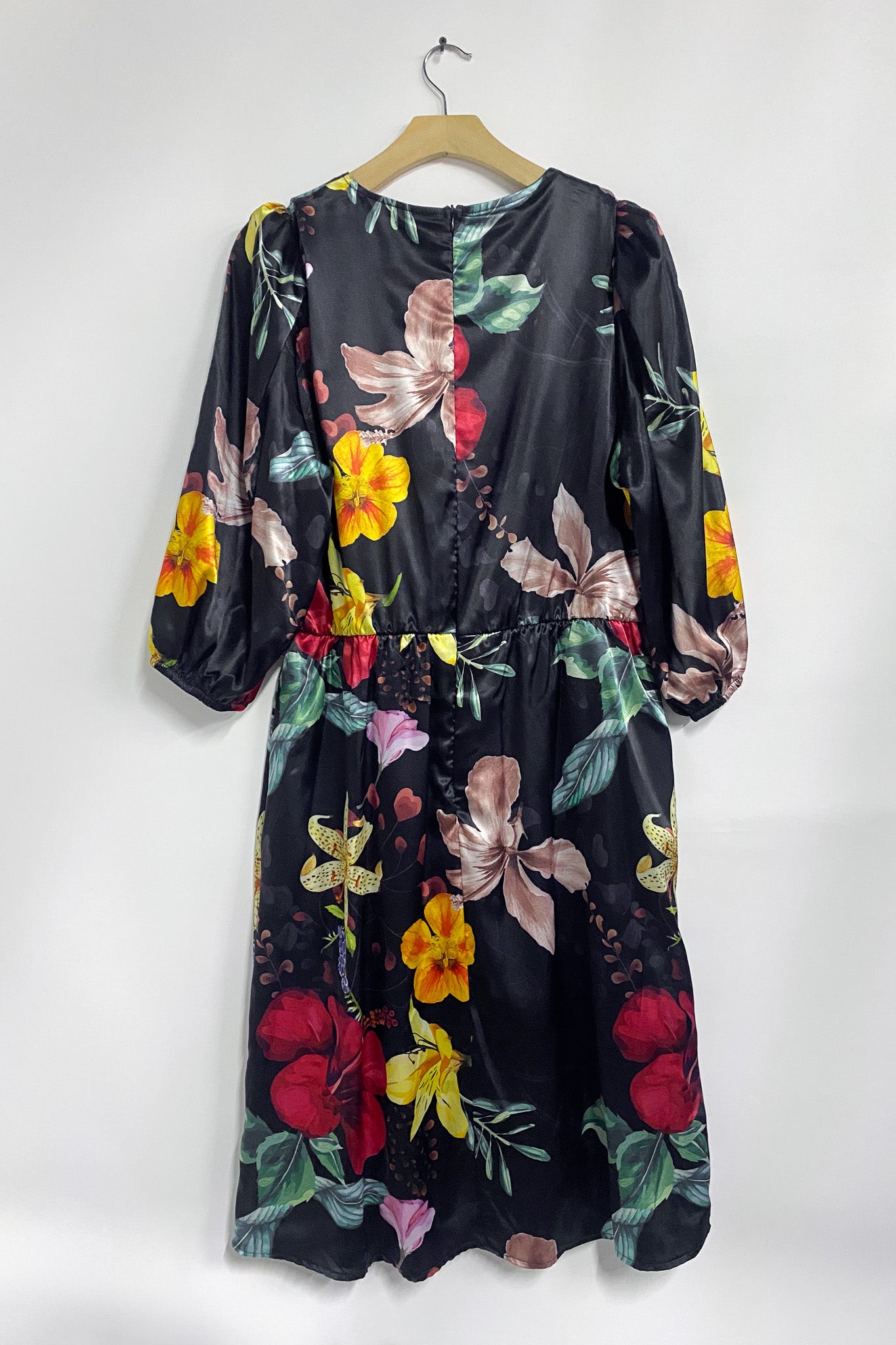 Vestido Satín Curvy Cruzado Floral Negro