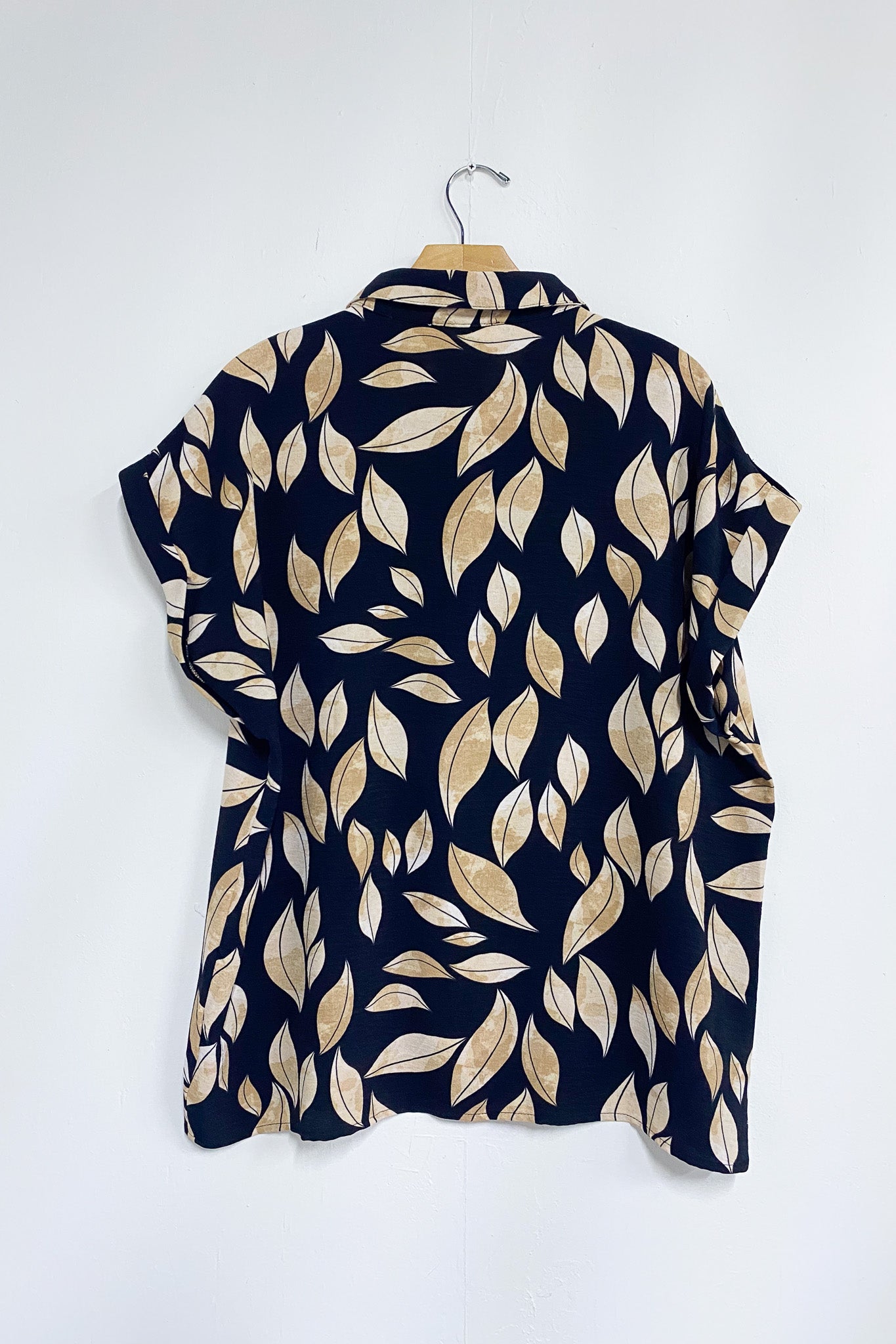Camisa hojas negra