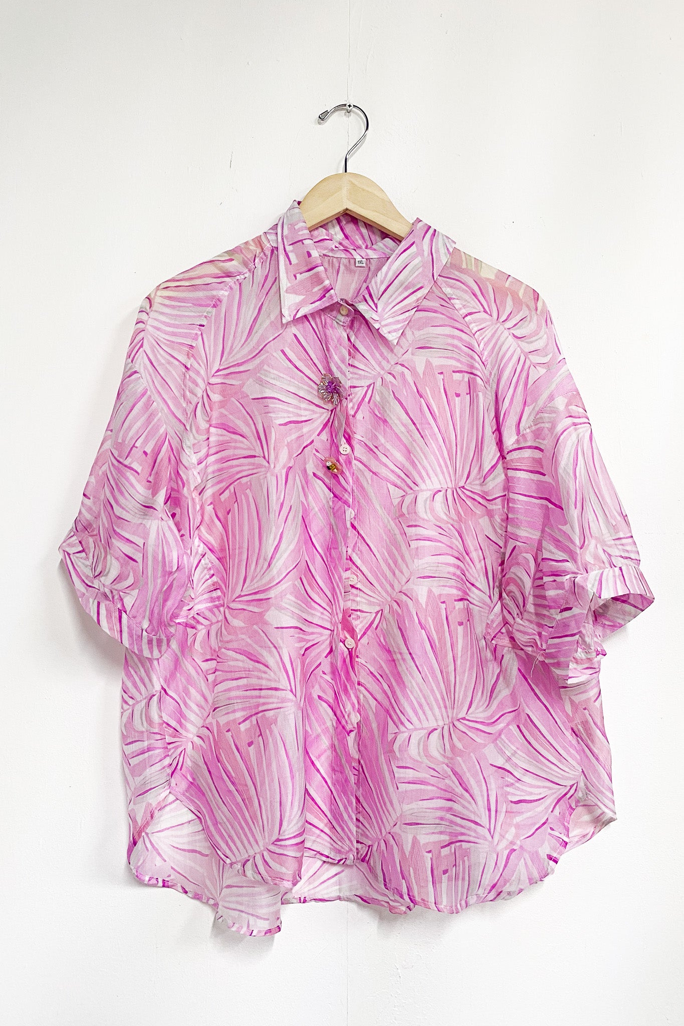 Camisa olgada de gasa estampada floral ligera y fresca.