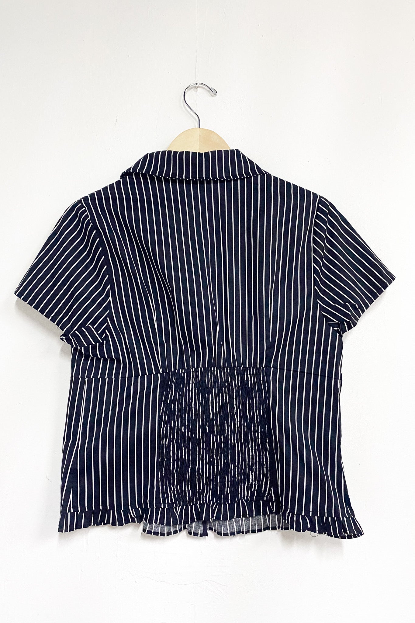 Camisa con rayas y elástico atrás para un look de oficina chic.