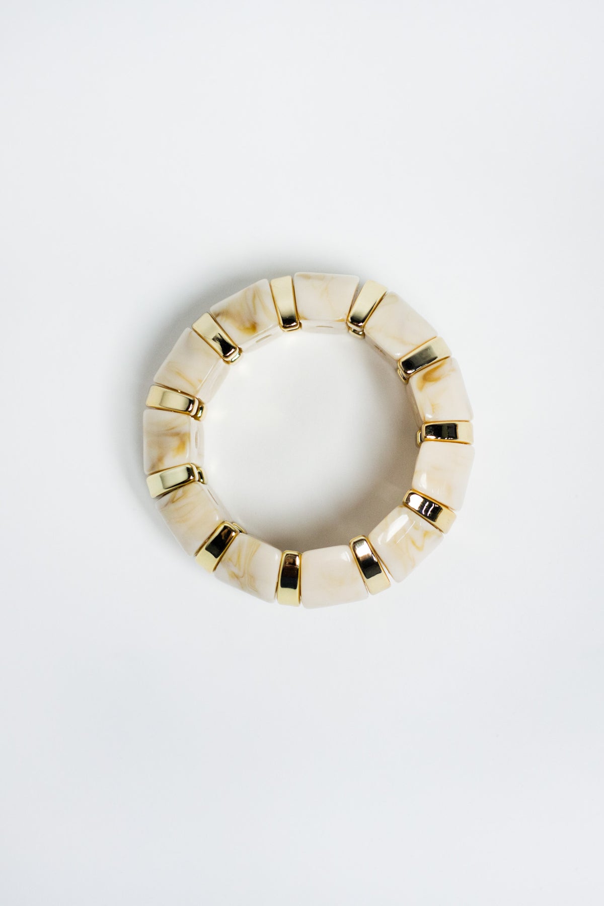Pulsera Elastica Acrilico Beige con Separadores Dorados