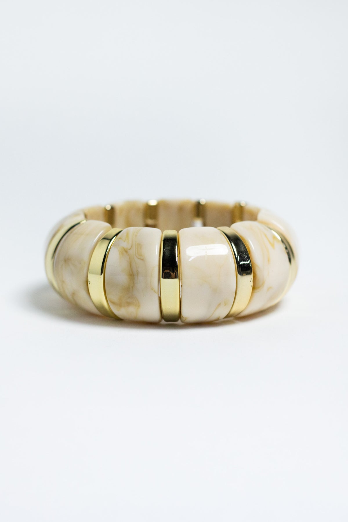 Pulsera Elastica Acrilico Beige con Separadores Dorados
