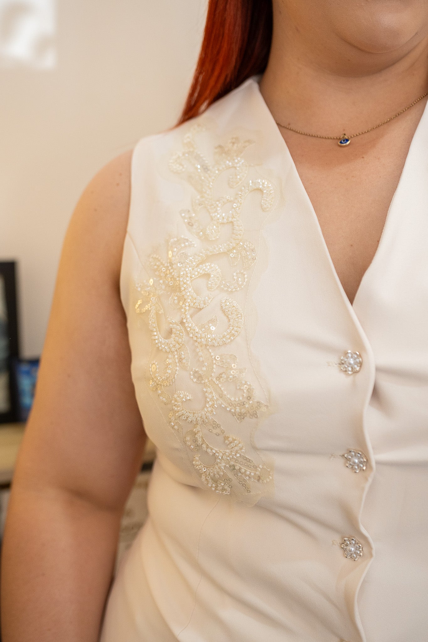 Chaleco Curvy Bordado Ivory detalle