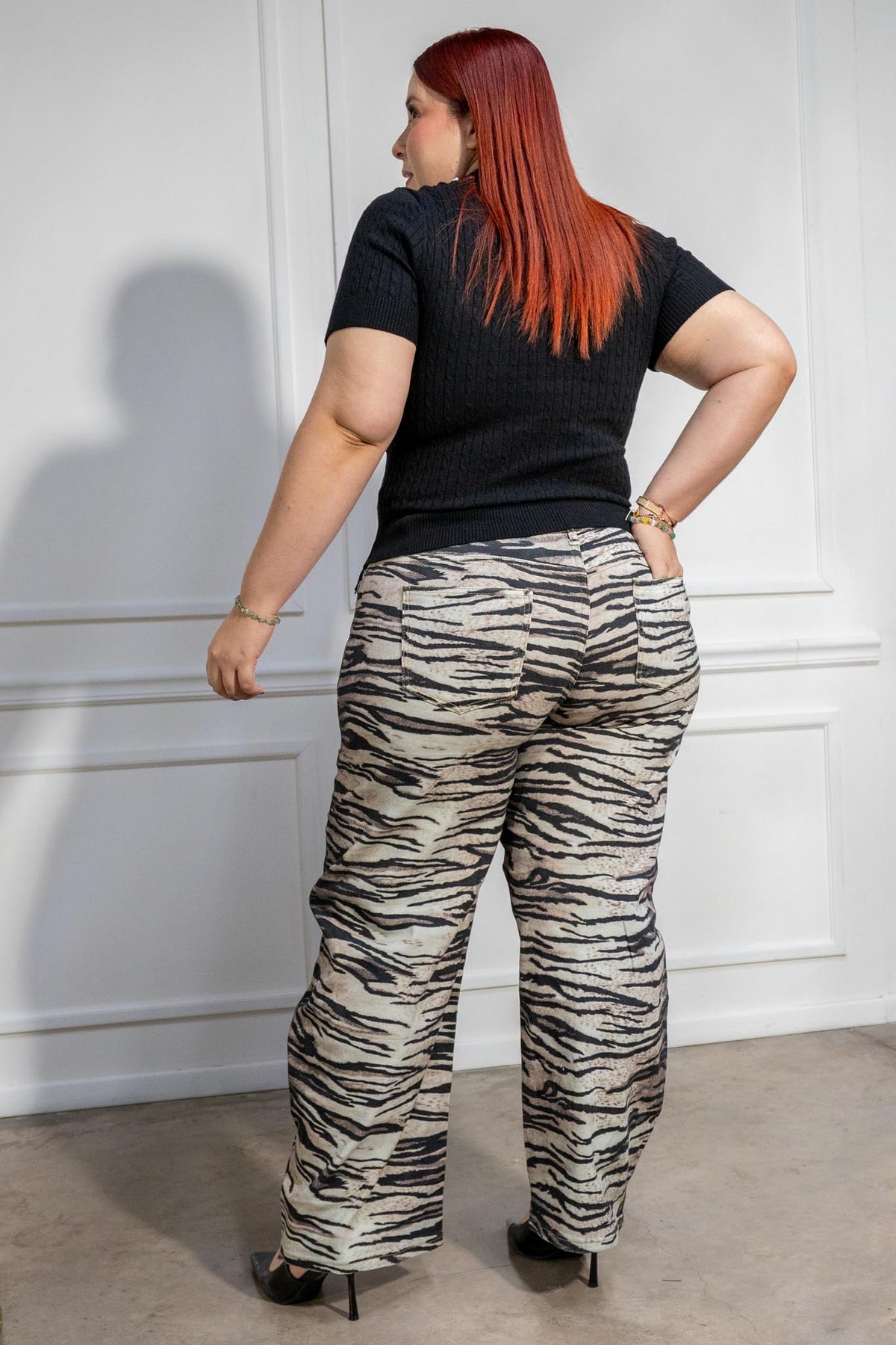 Jeans Curvy Barrel Print Cebra Café