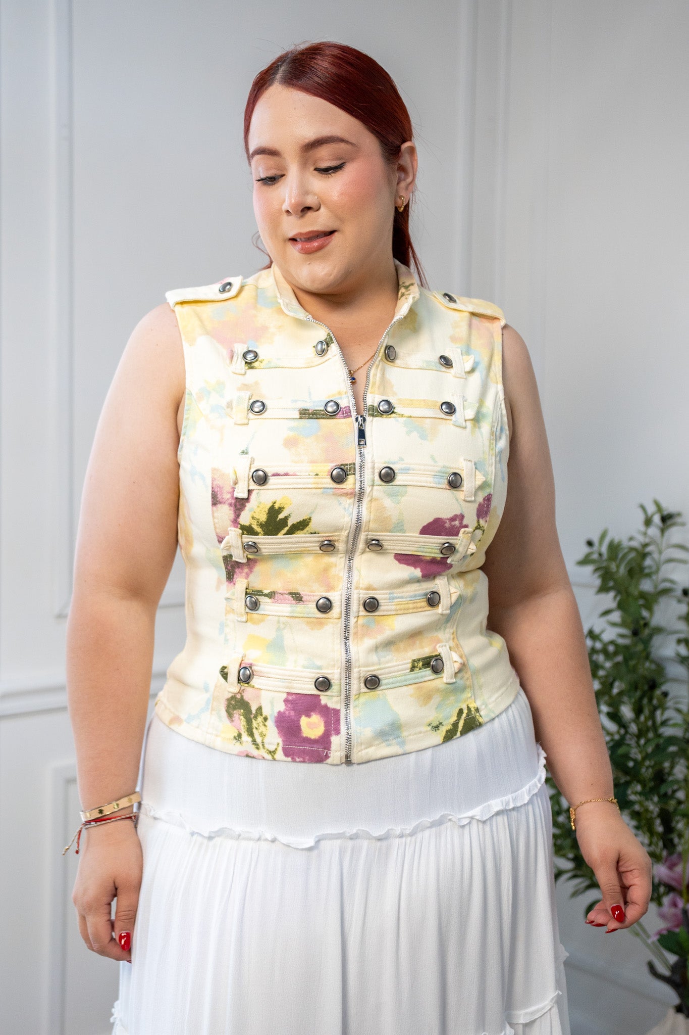 Chaleco Curvy Amarillo con Estampado Floral y Botones Metálicos