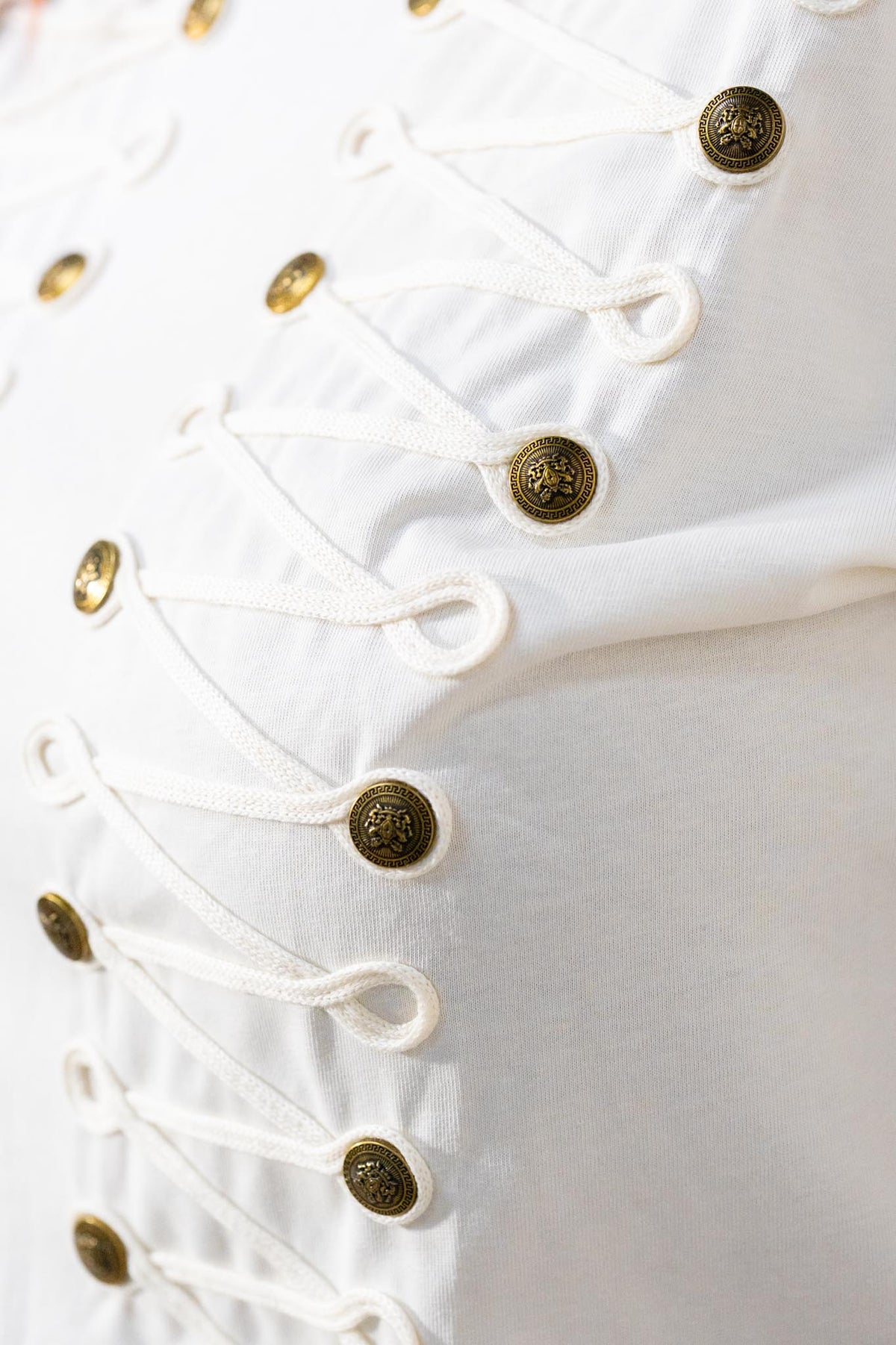 Blusa Curvy Napoleón Botones Dorados Ivory