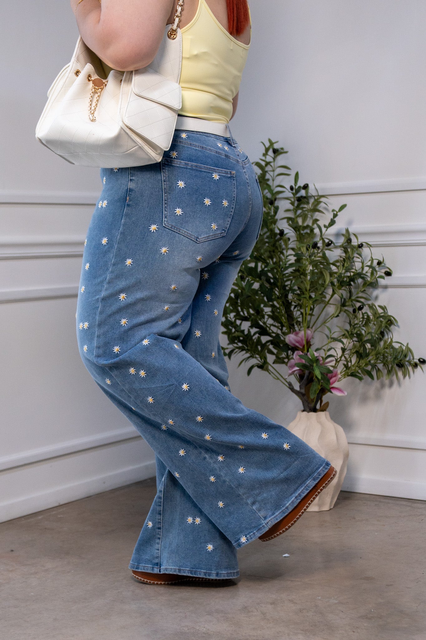 Jeans Recto Curvy Flores Bordadas Denim Claro