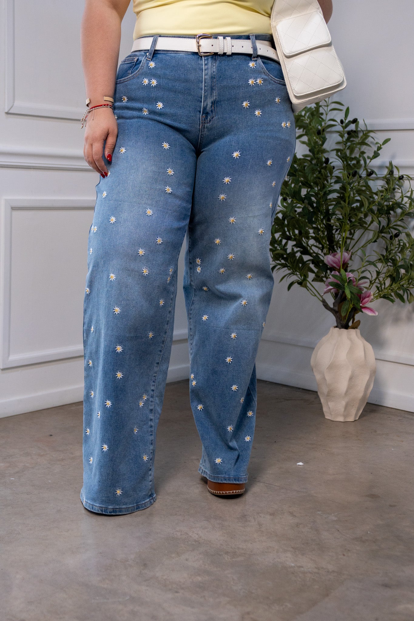 Jeans Recto Curvy Flores Bordadas Denim Claro