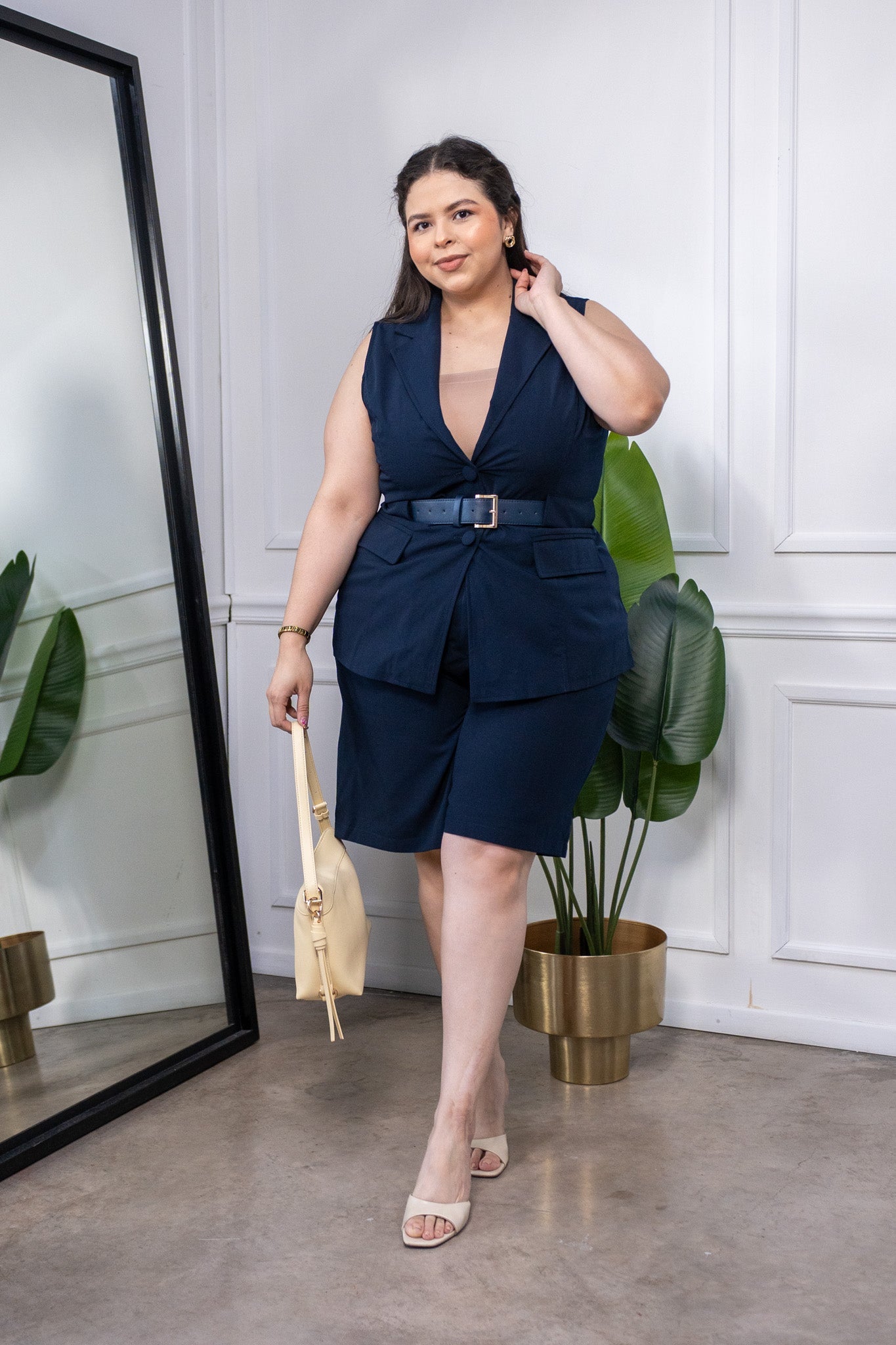 Modelo curvy usando Set Short y Chaleco Curvy con Cinto Navy, talla extra plus size