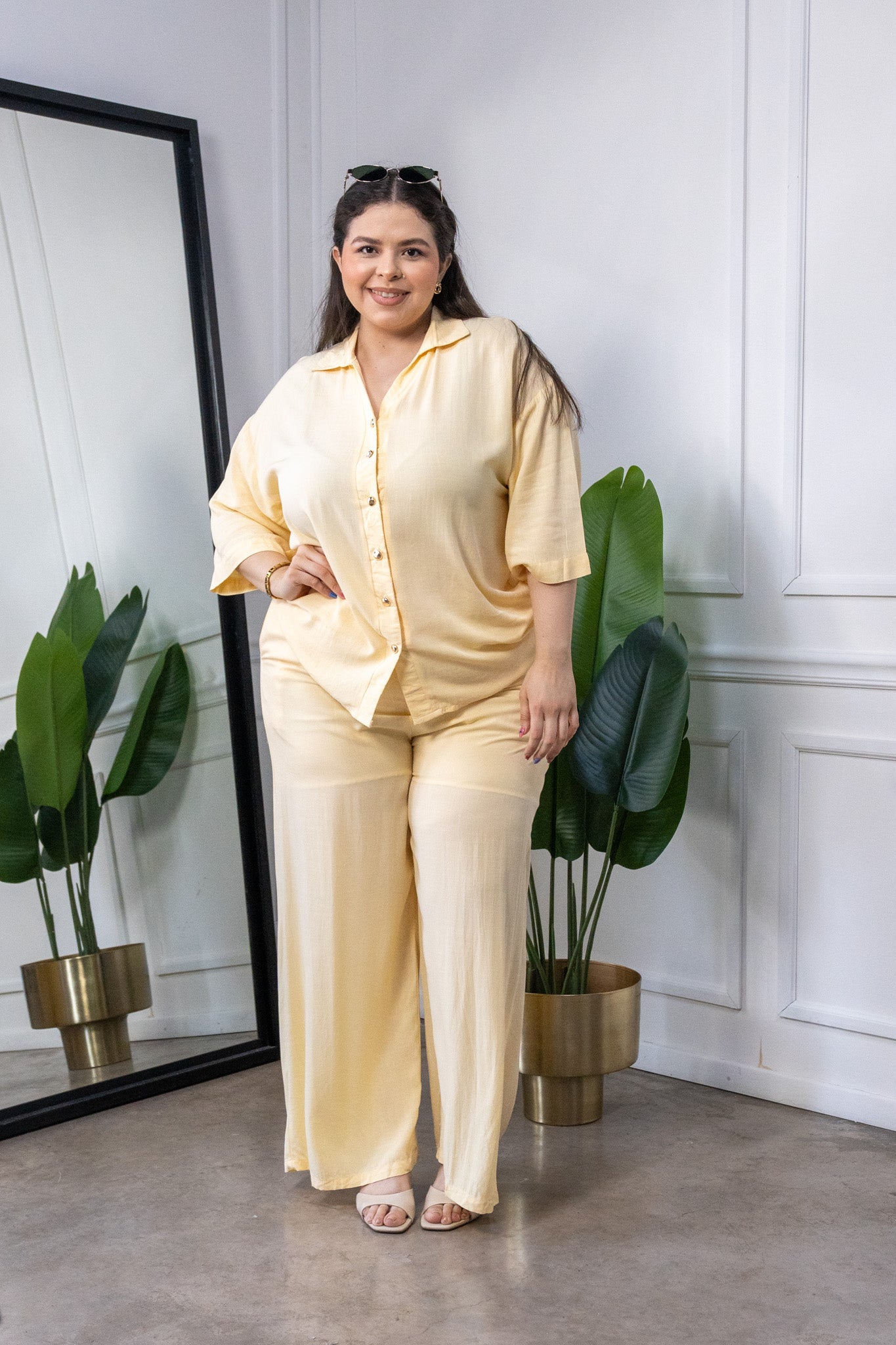 Modelo curvy usando Set Blusa y Pantalon Curvy Lino Amarillo, talla extra plus size