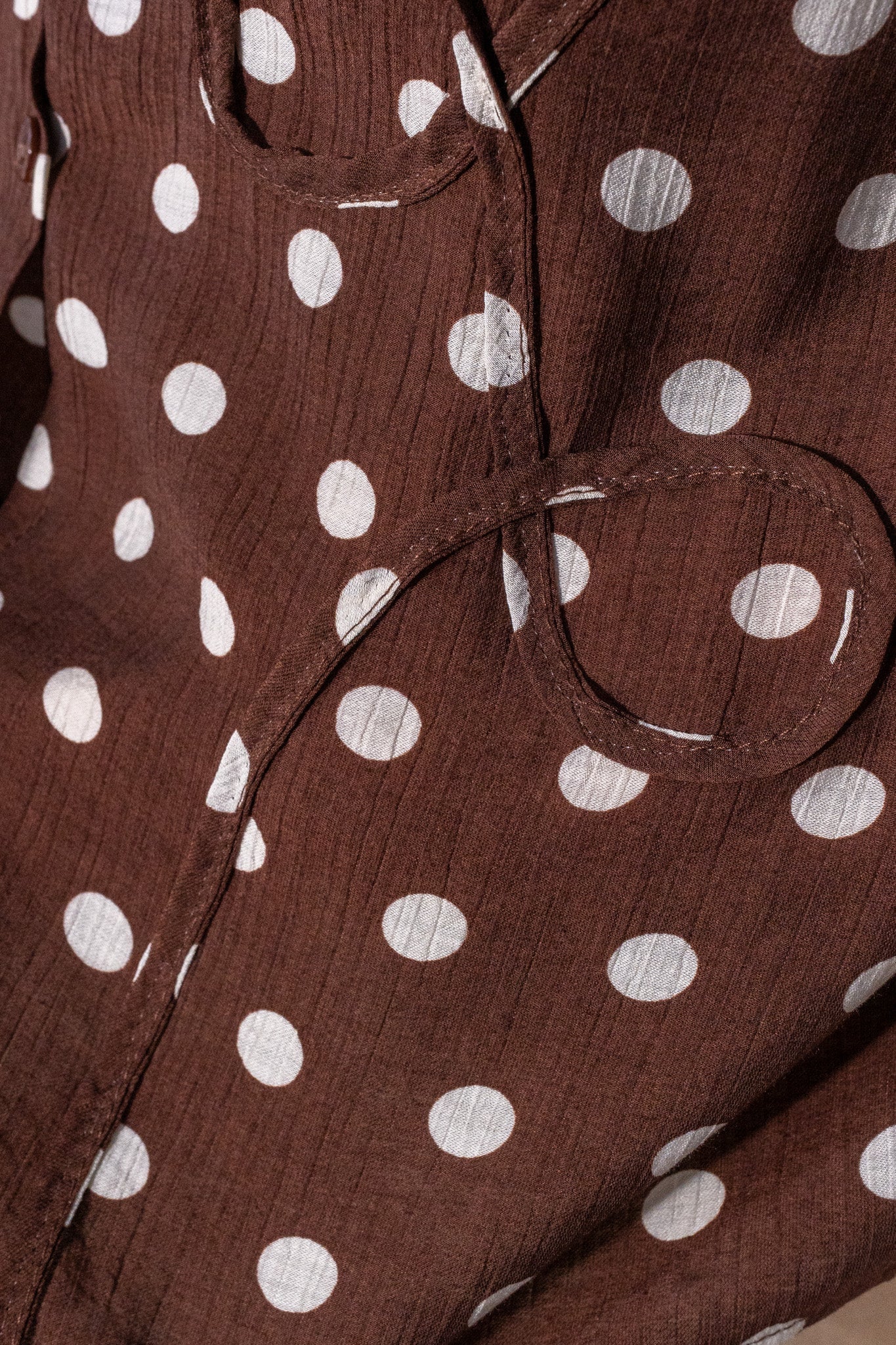 Modelo curvy usando Camisa Curvy Polka Dots con Detalles Cafe, talla extra plus size