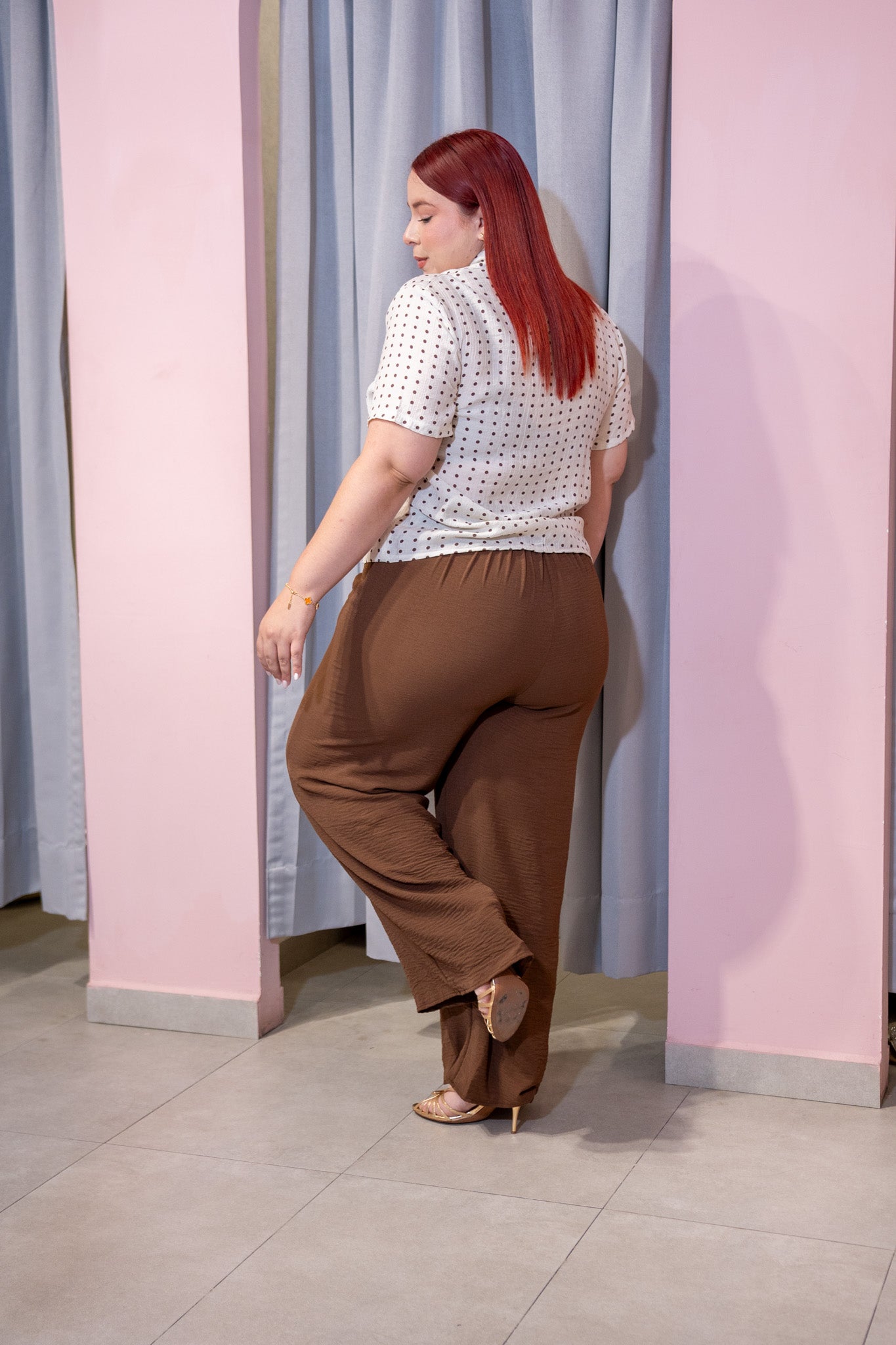 Camisa Curvy con Cuello Camisero Polka Dots Manga Corta Beige