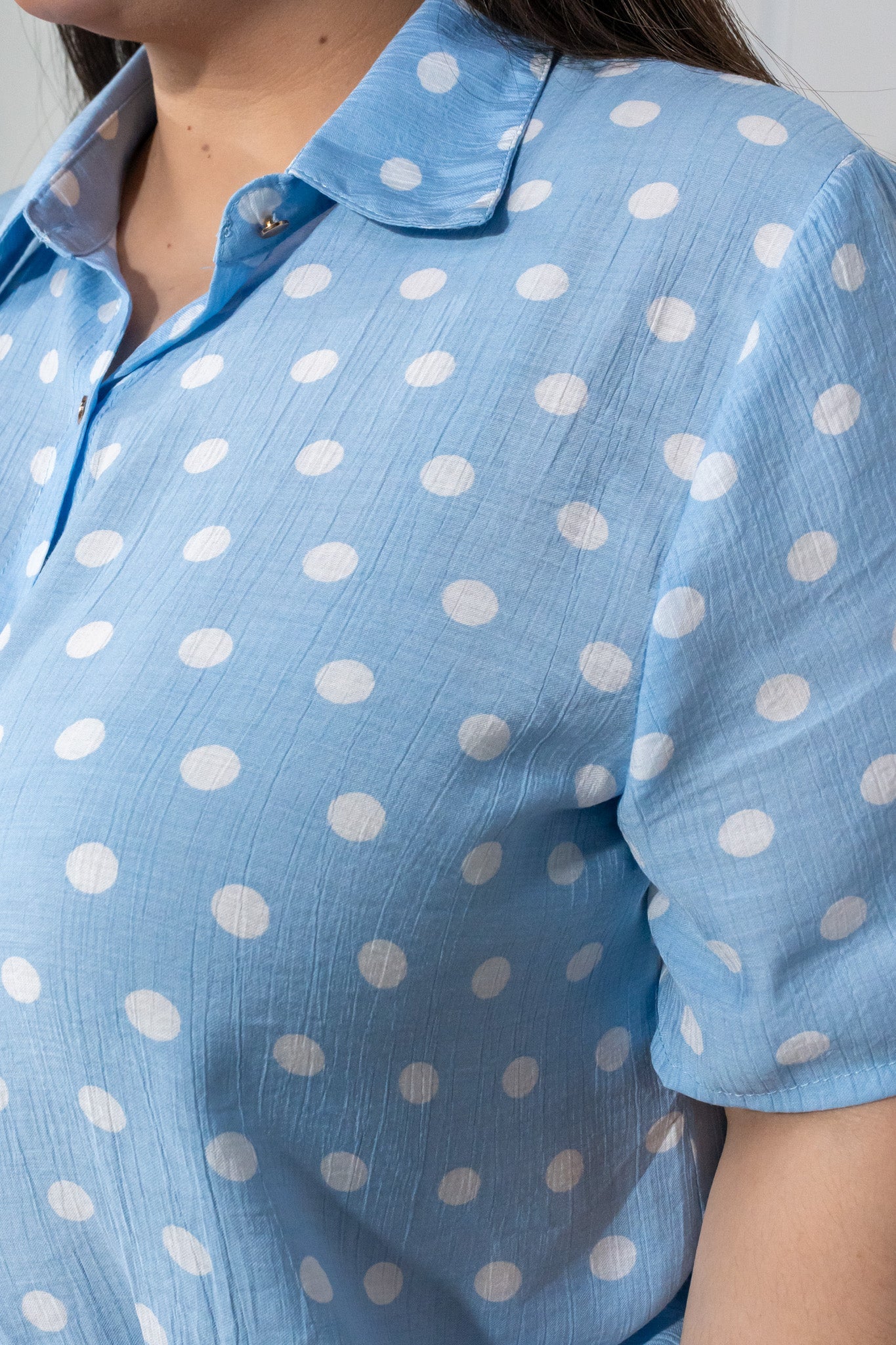 Modelo curvy usando Camisa Curvy Polka Dots Azul, talla extra plus size