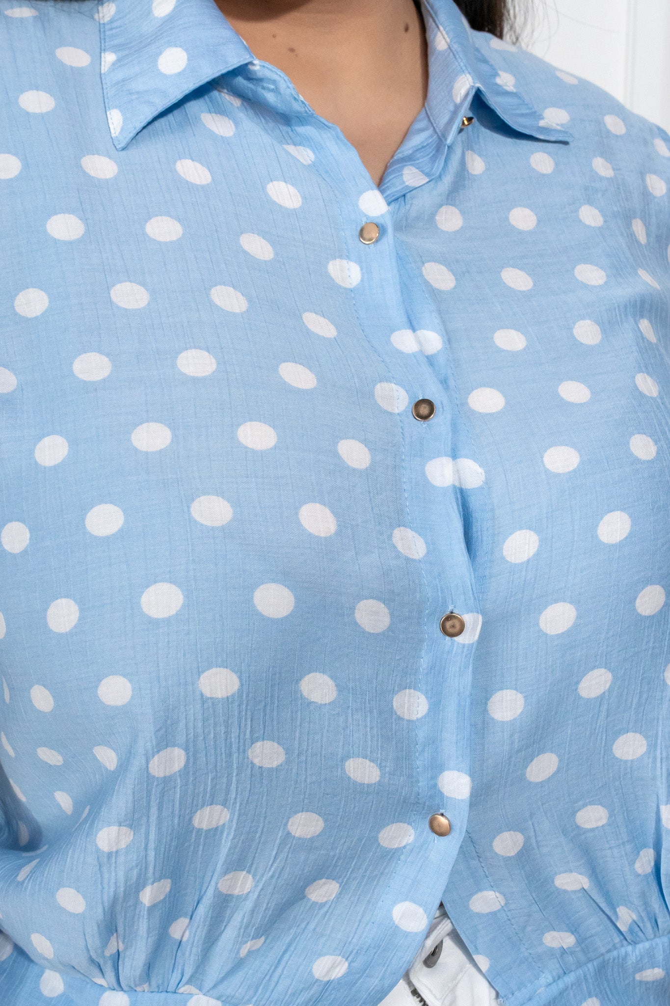 Modelo curvy usando Camisa Curvy Polka Dots Azul, talla extra plus size
