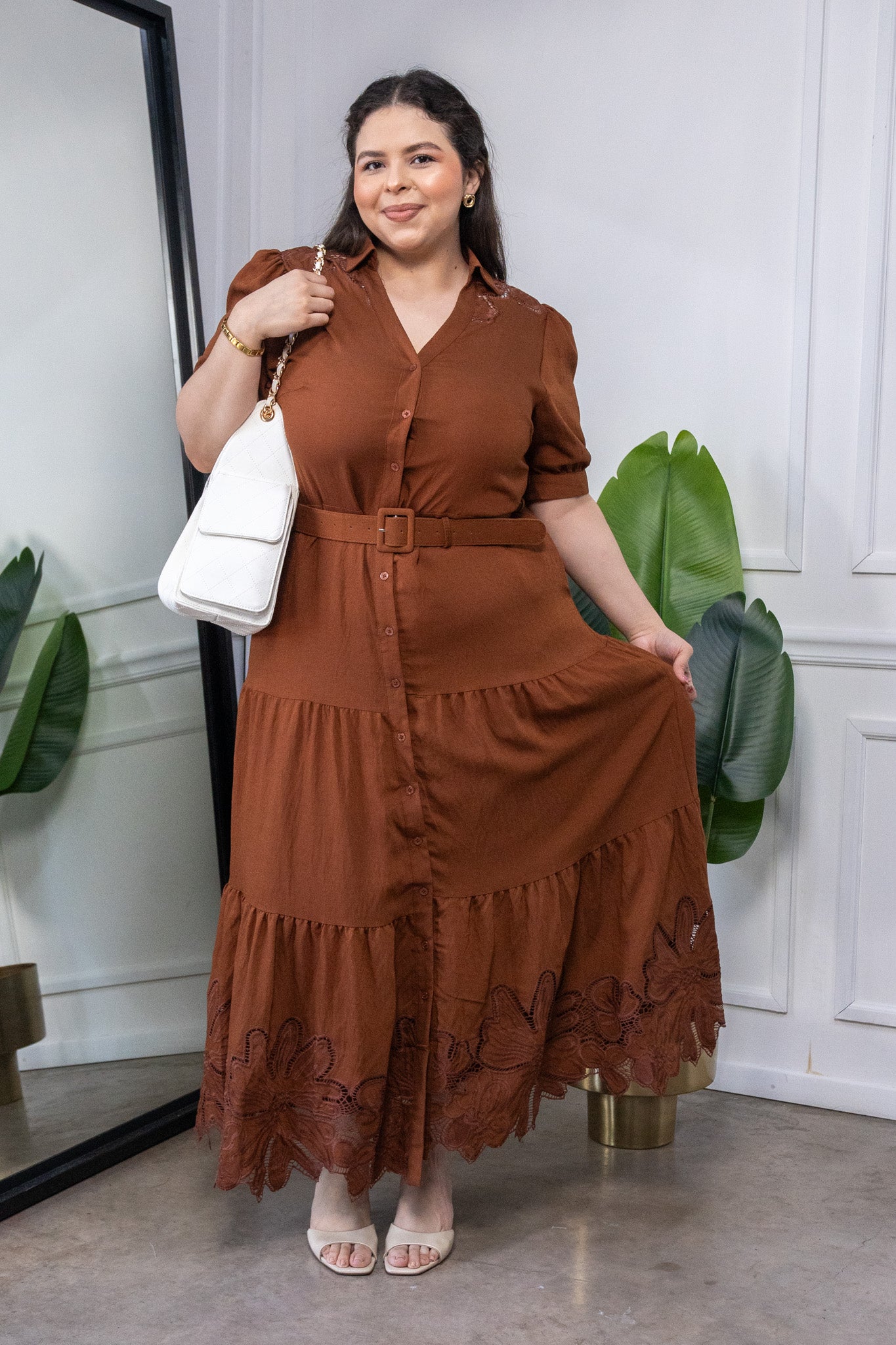 Modelo curvy usando Maxi Vestido Camisero Curvy con Bordado Cafe, talla extra plus size