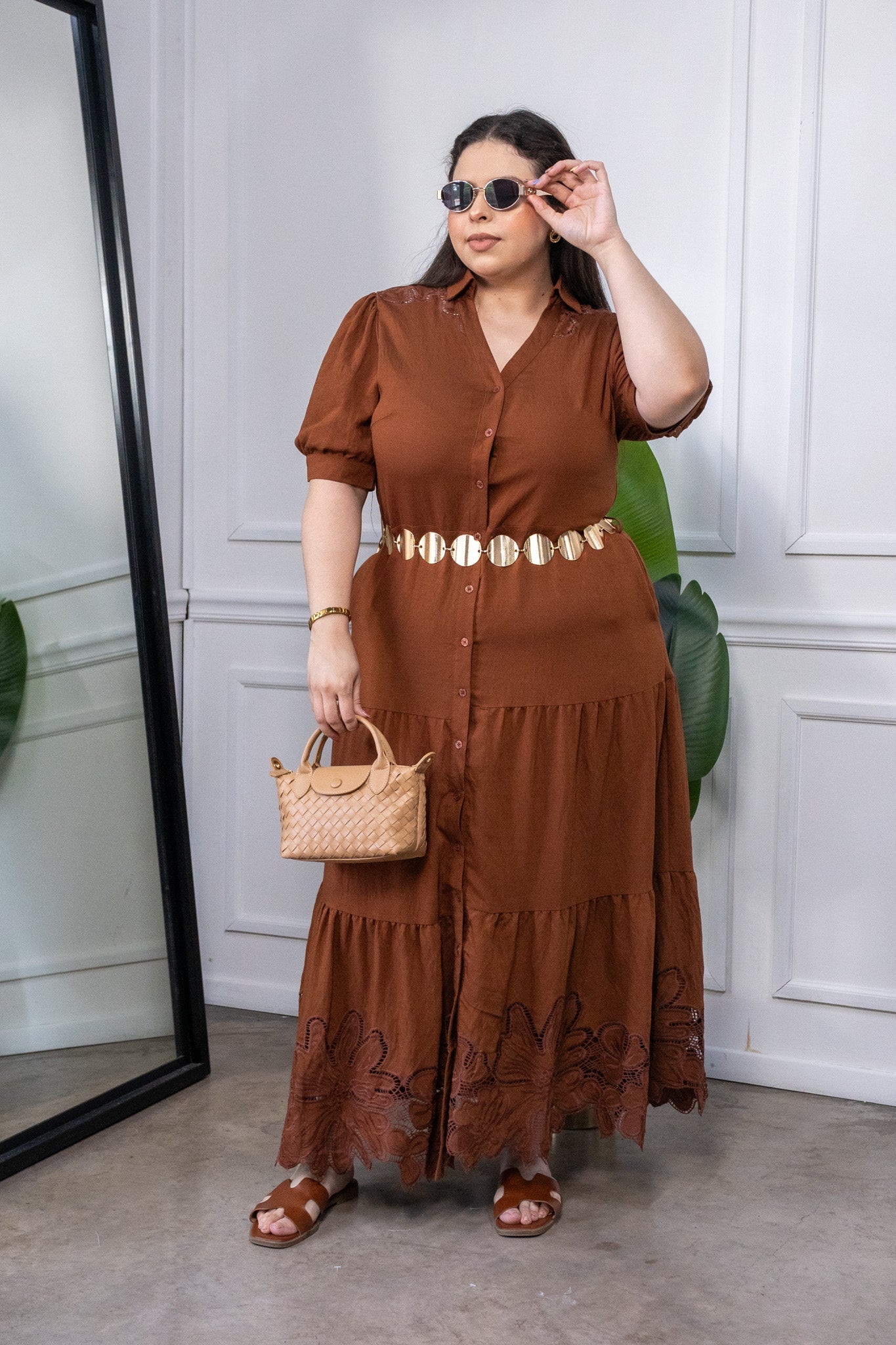 Modelo curvy usando Maxi Vestido Camisero Curvy con Bordado Cafe, talla extra plus size
