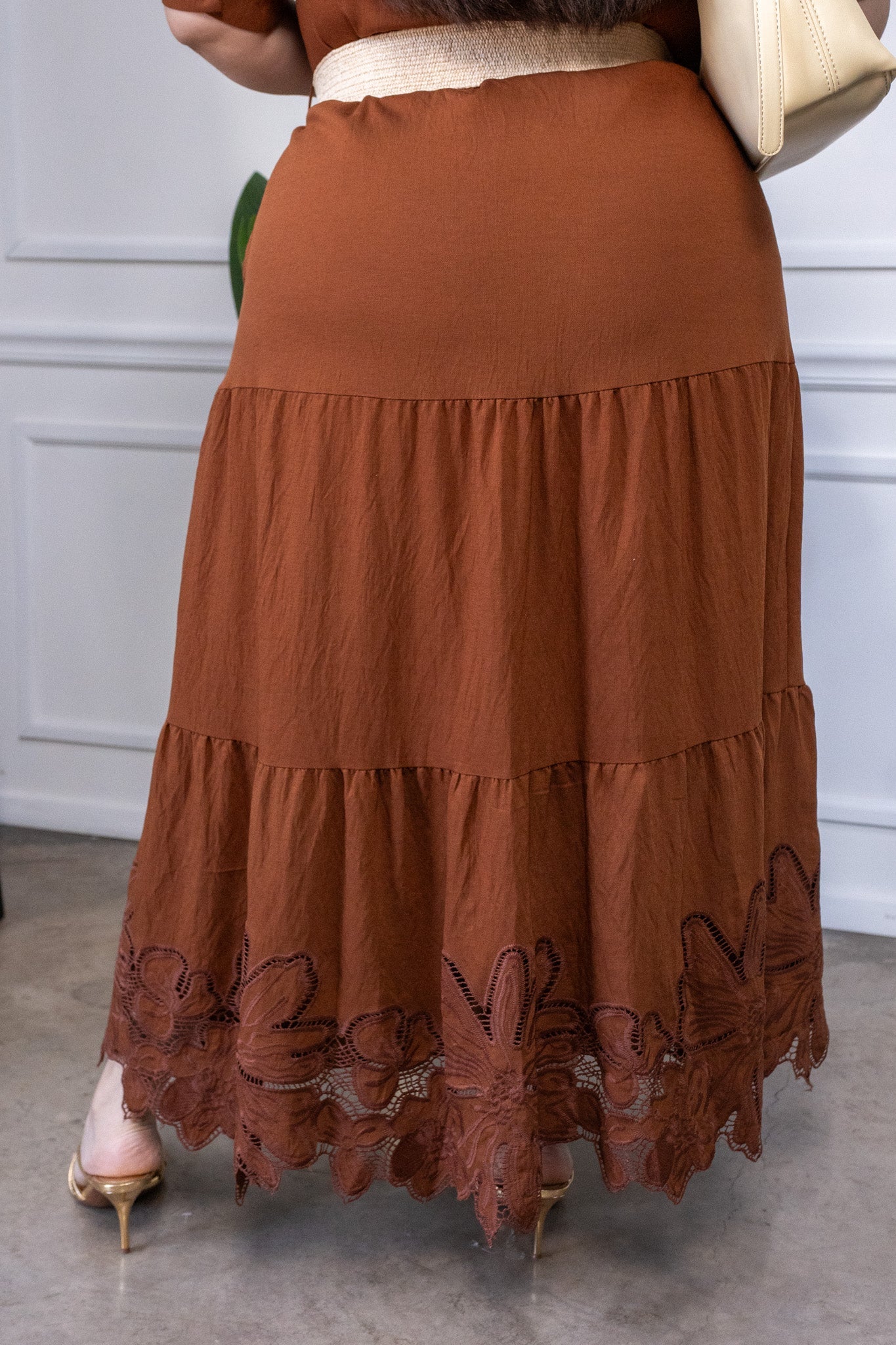 Modelo curvy usando Maxi Vestido Camisero Curvy con Bordado Cafe, talla extra plus size