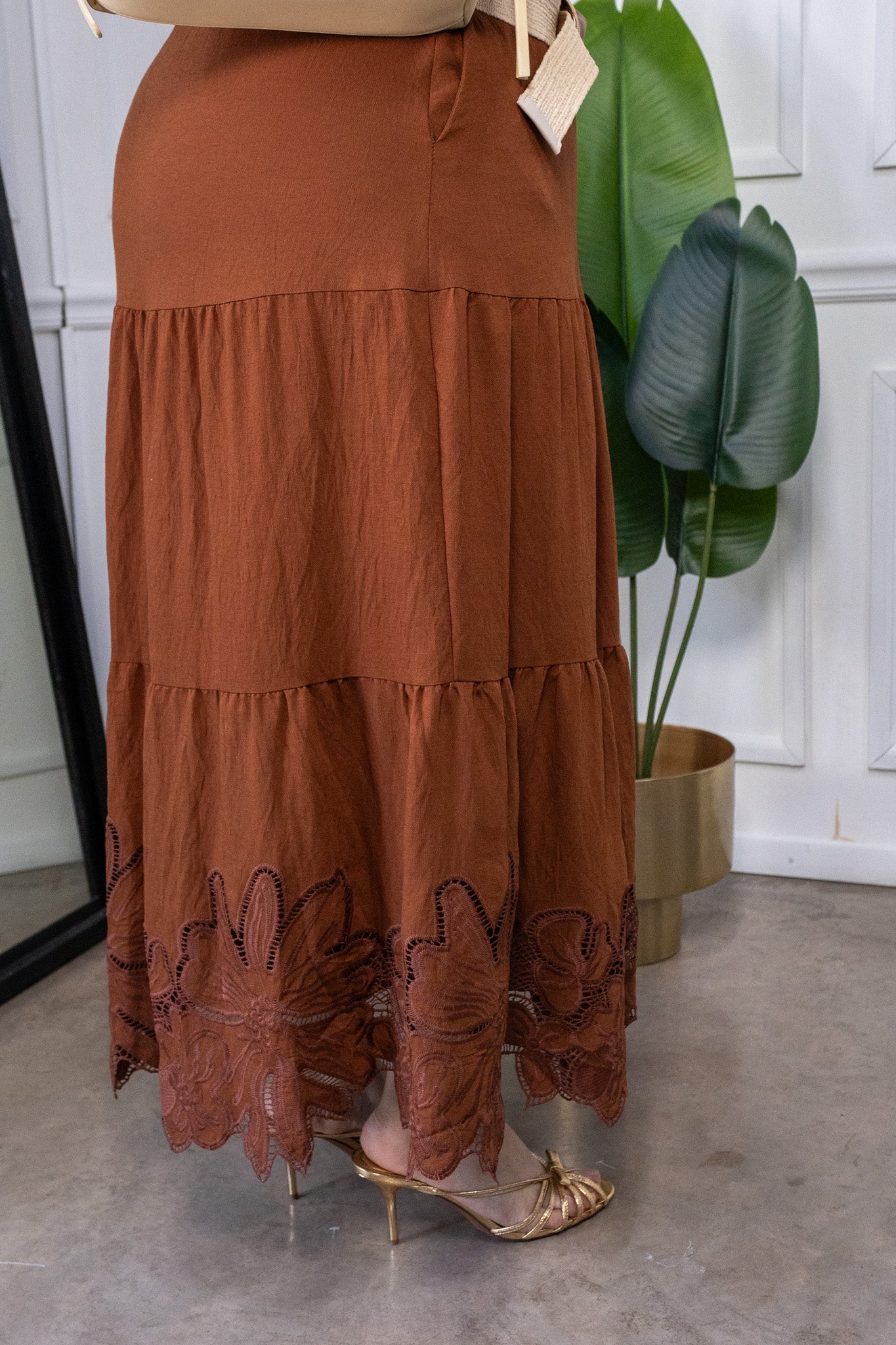 Modelo curvy usando Maxi Vestido Camisero Curvy con Bordado Cafe, talla extra plus size