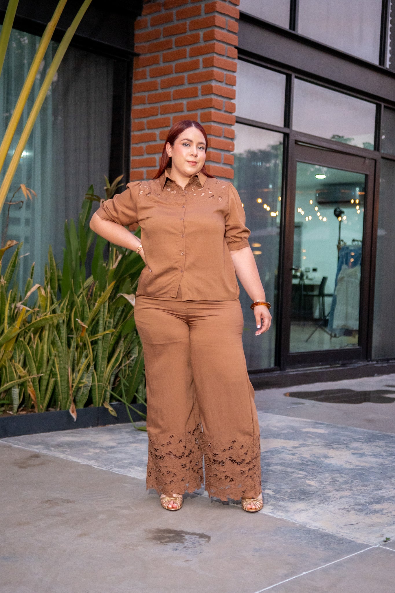 Set Pantalon con Bordado Curvy Cafe
