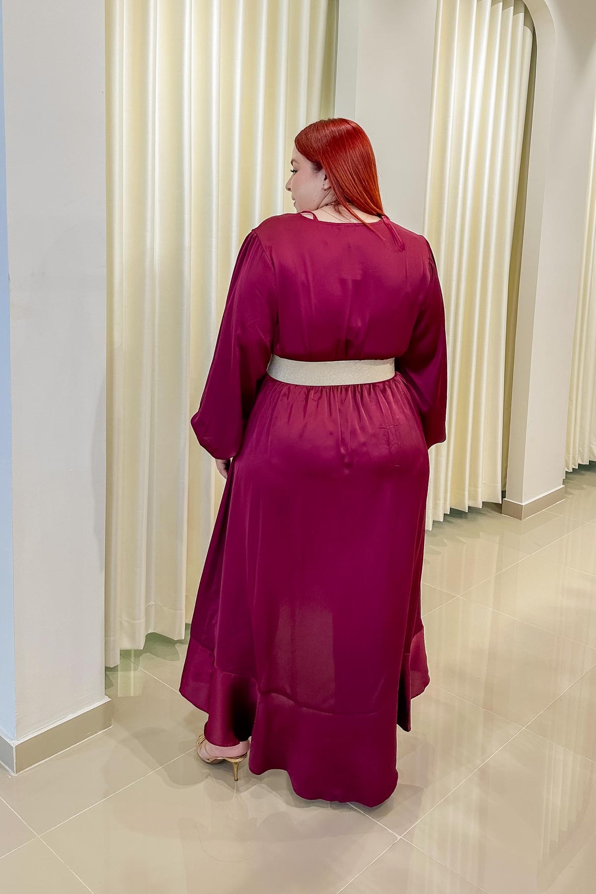 Vestido Curvy Largo Satín Cruzado Volante Tinto
