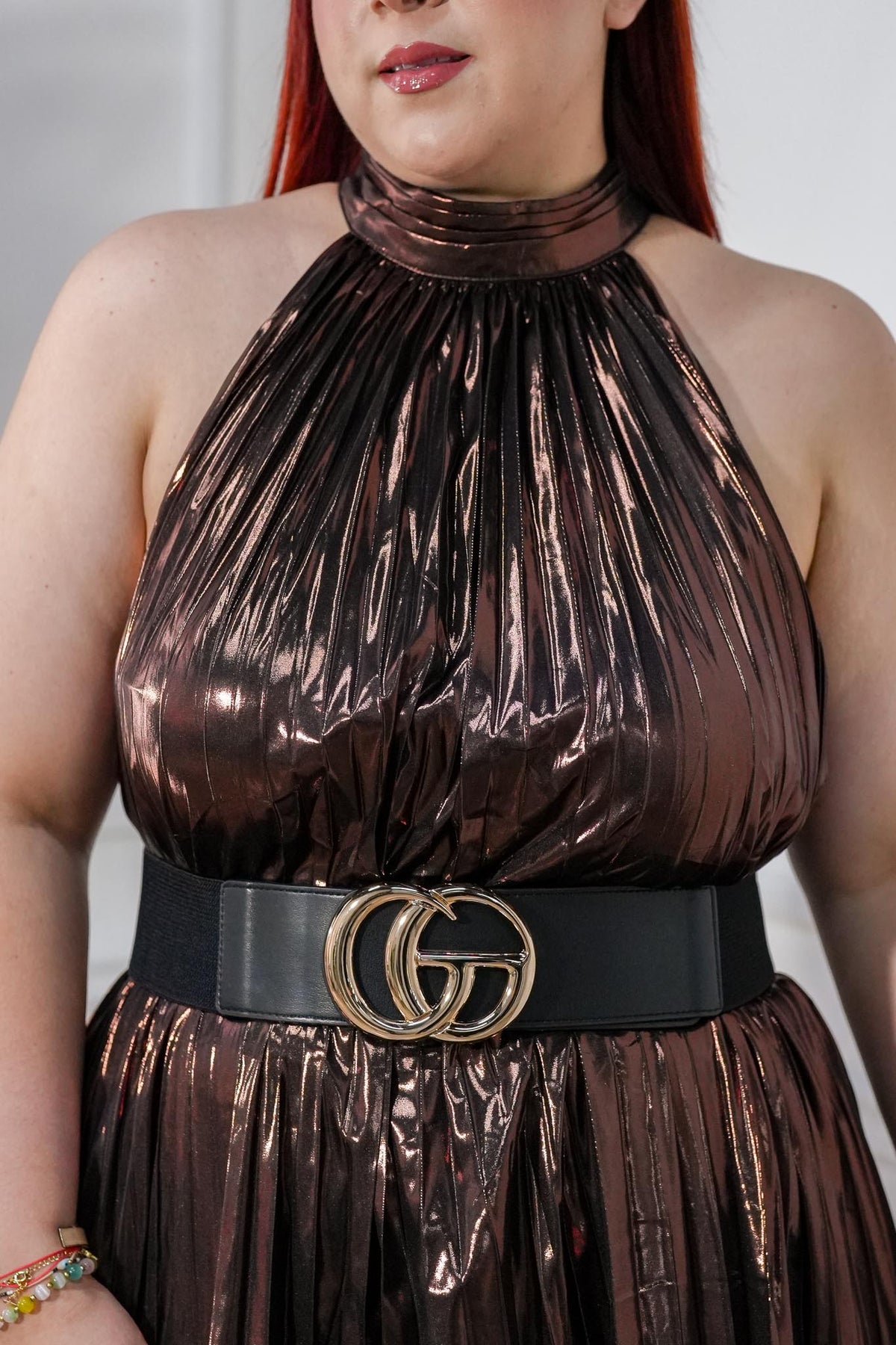 Vestido Curvy Corto Halter Plisado Metálico Cobre