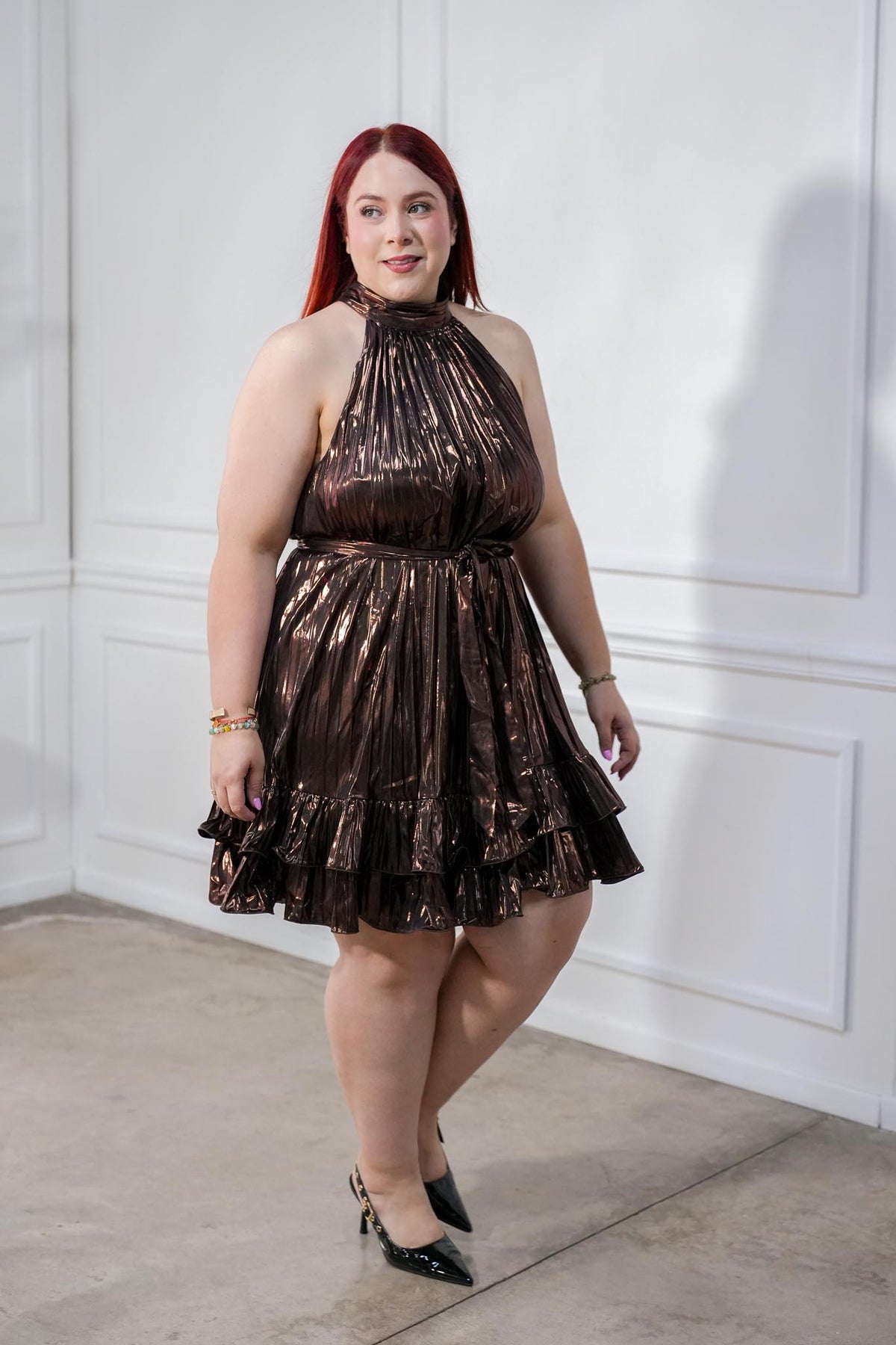 Vestido Curvy Corto Halter Plisado Metálico Cobre