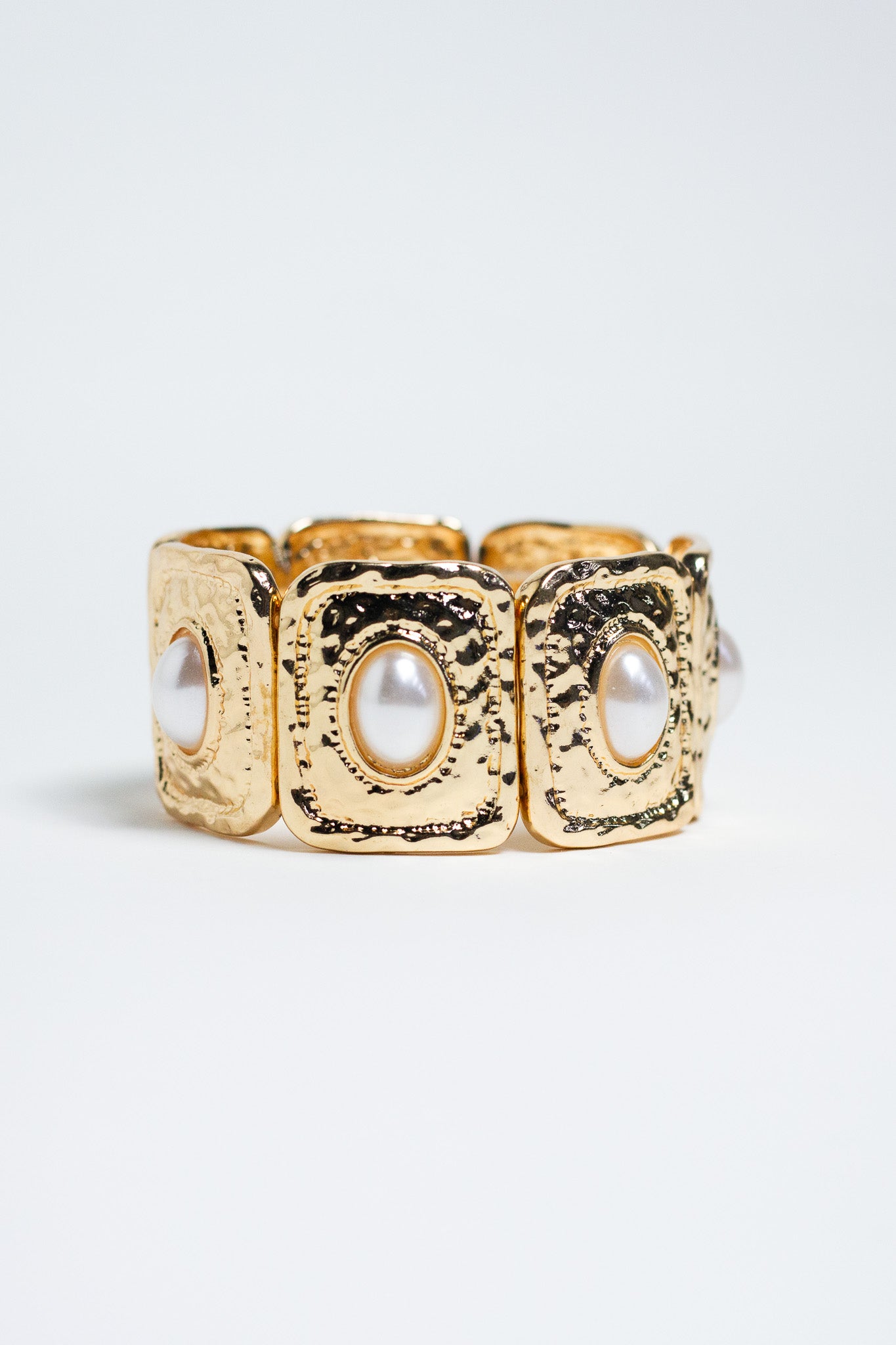 Pulsera Elastica Cuadros Martillados con Perla Dorada