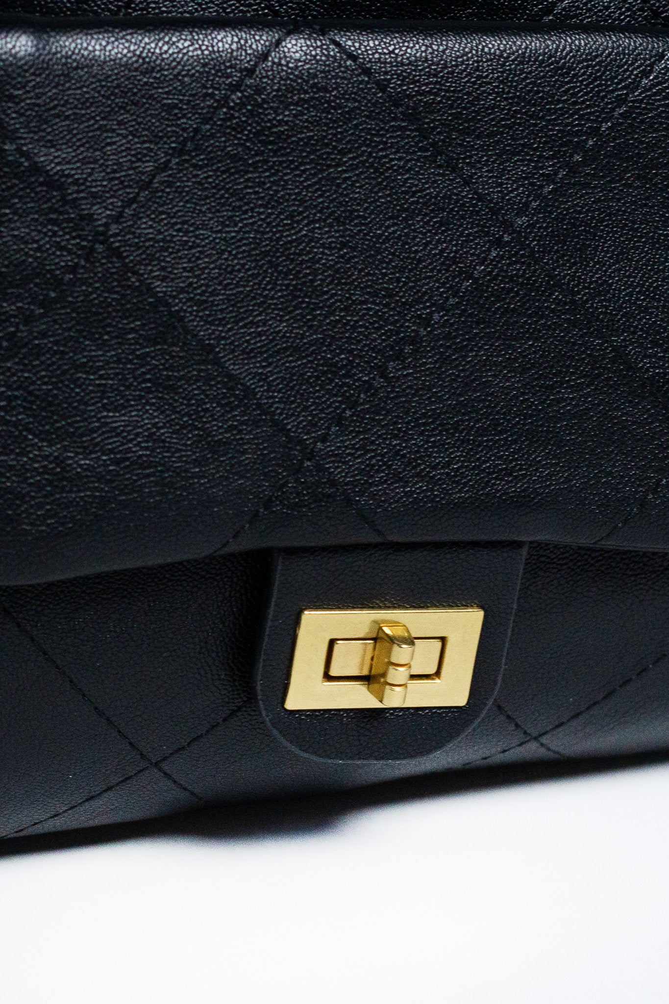 Bolsa Tote Negra Grande con Cadena Dorada
