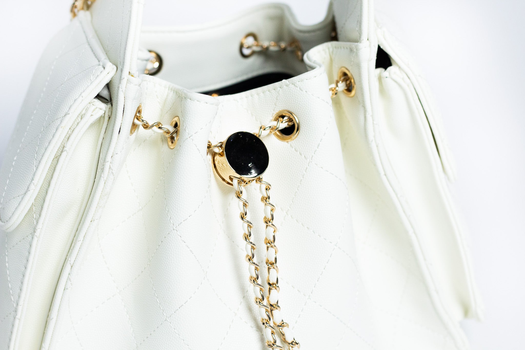 Bolsa Bucket Capitoneada Blanca con Cadena Dorada