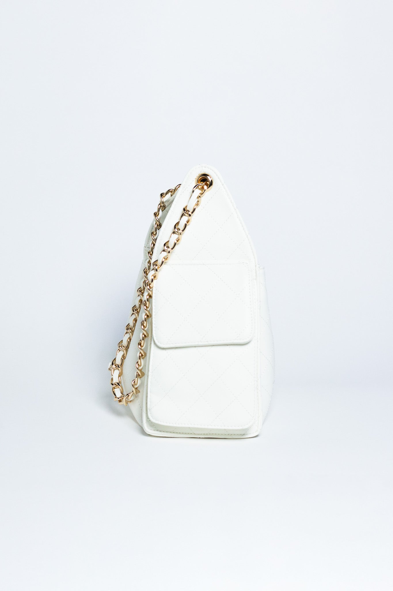 Bolsa Bucket Capitoneada Blanca con Cadena Dorada