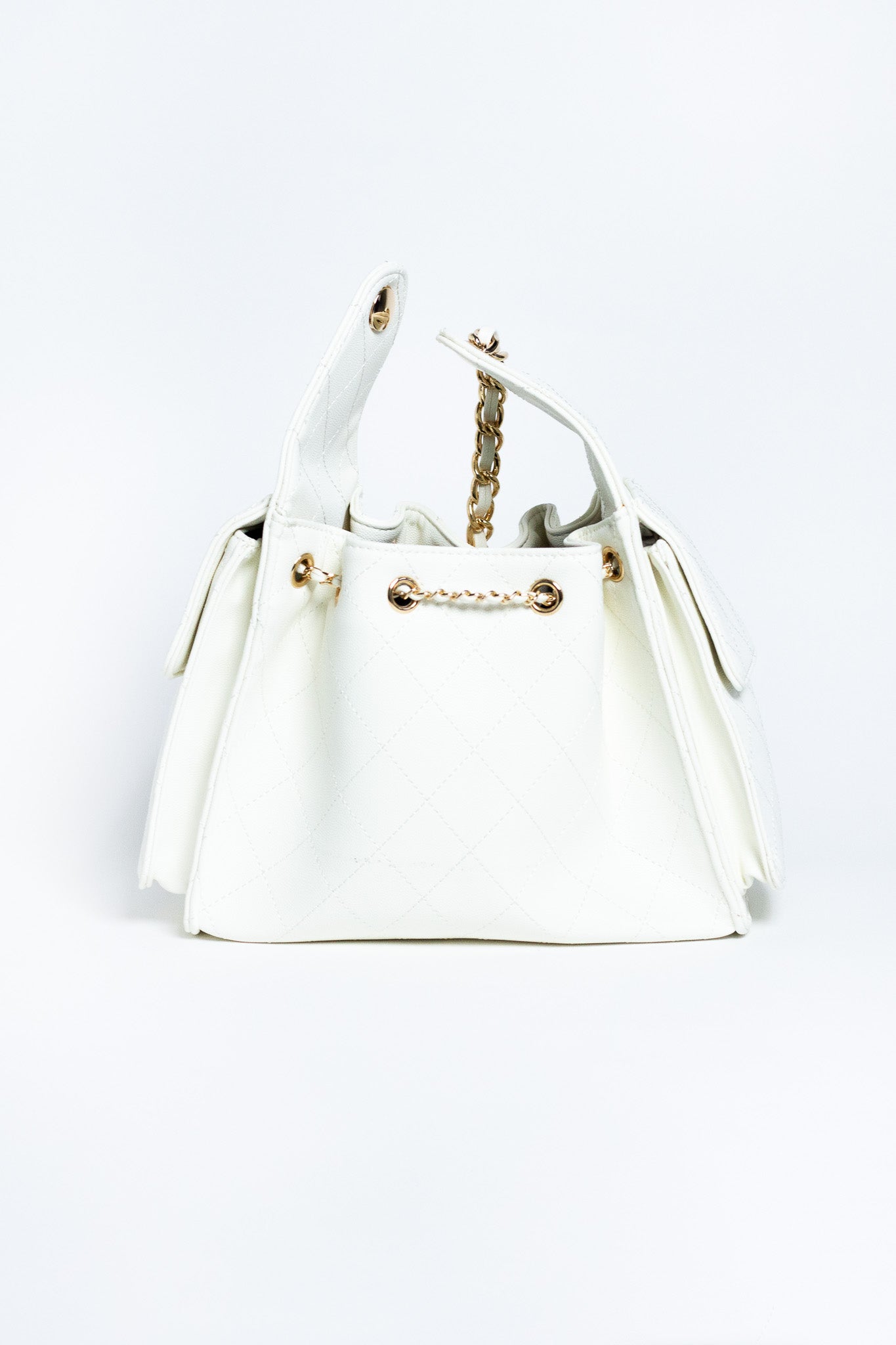 Bolsa Bucket Capitoneada Blanca con Cadena Dorada