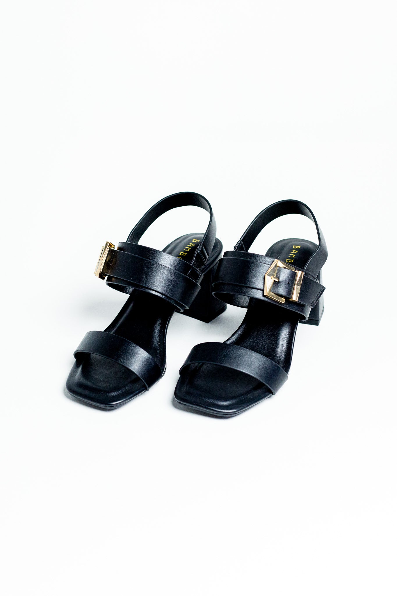 Zapatilla tiras hebilla negra para mujer