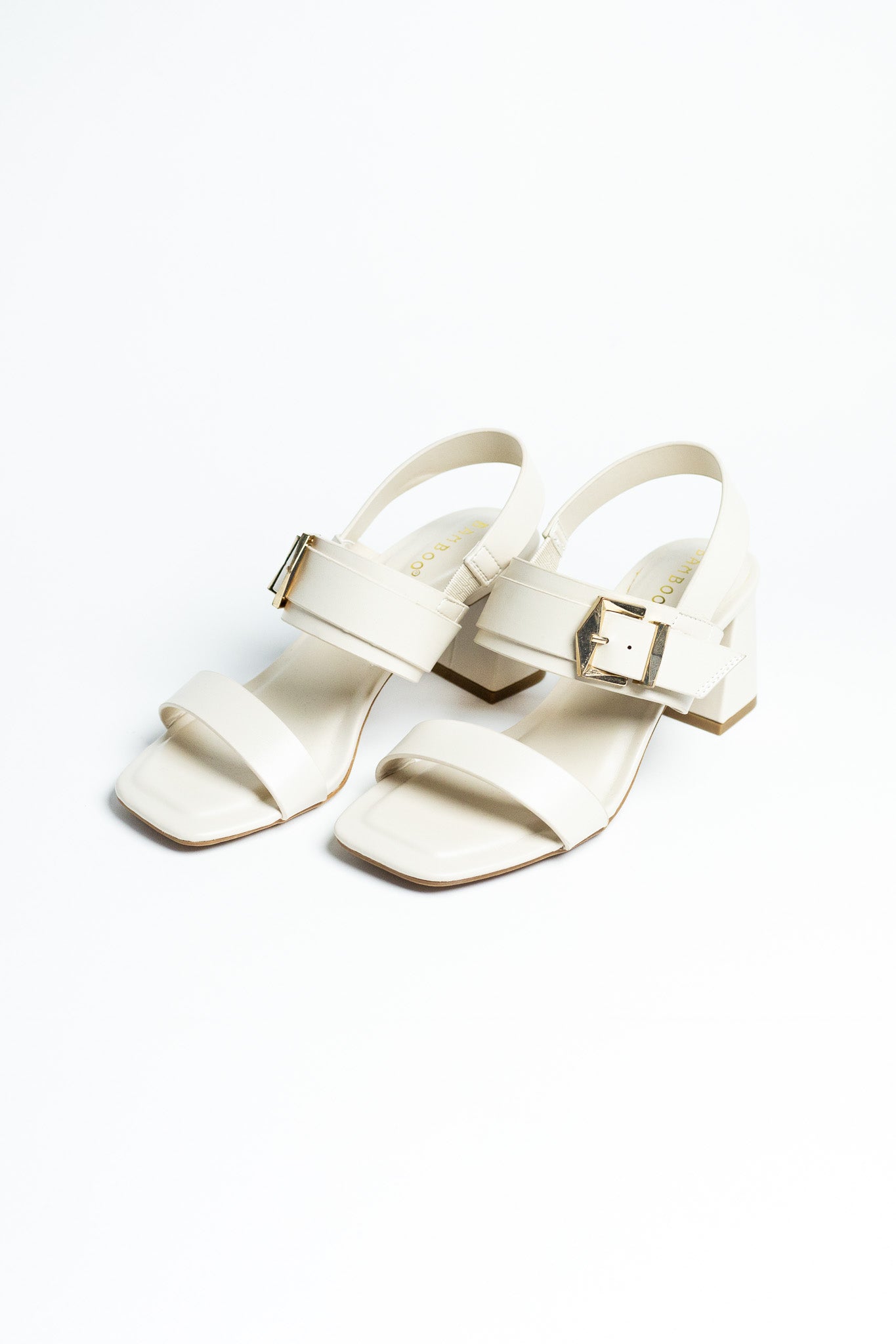 Zapatilla tiras hebilla blanca para mujer