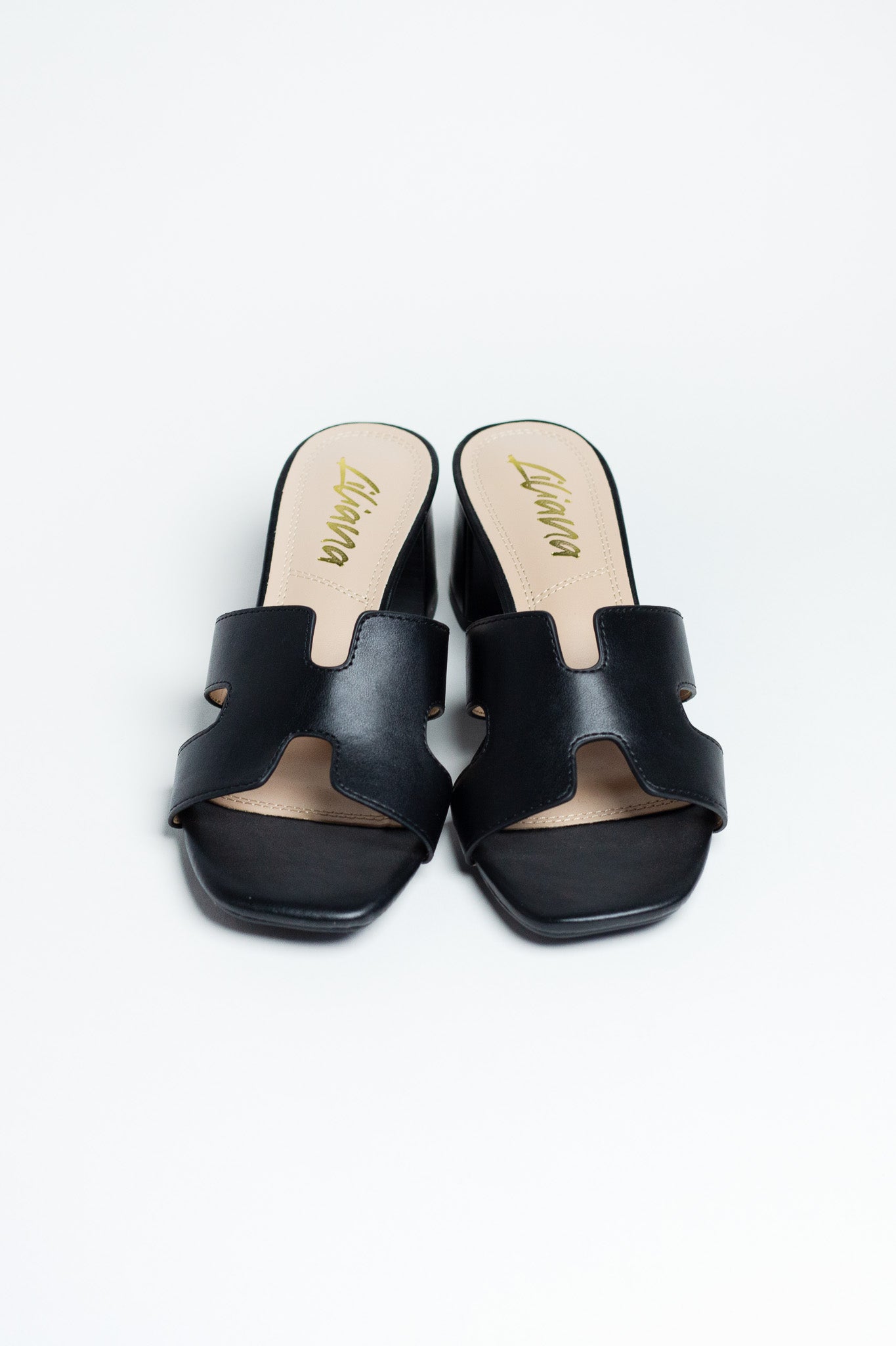 Zapatilla tipo hermes negra