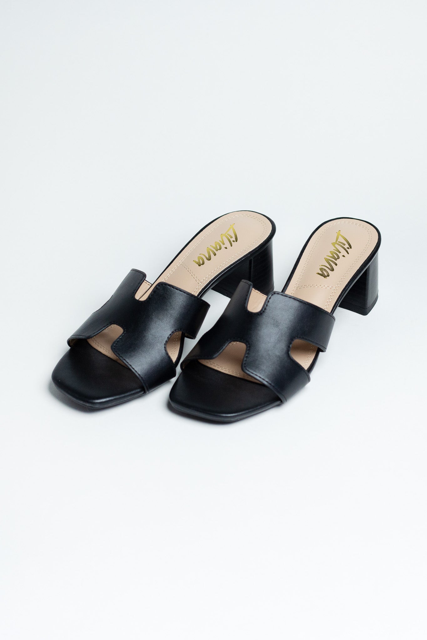 Zapatilla tipo hermes negra