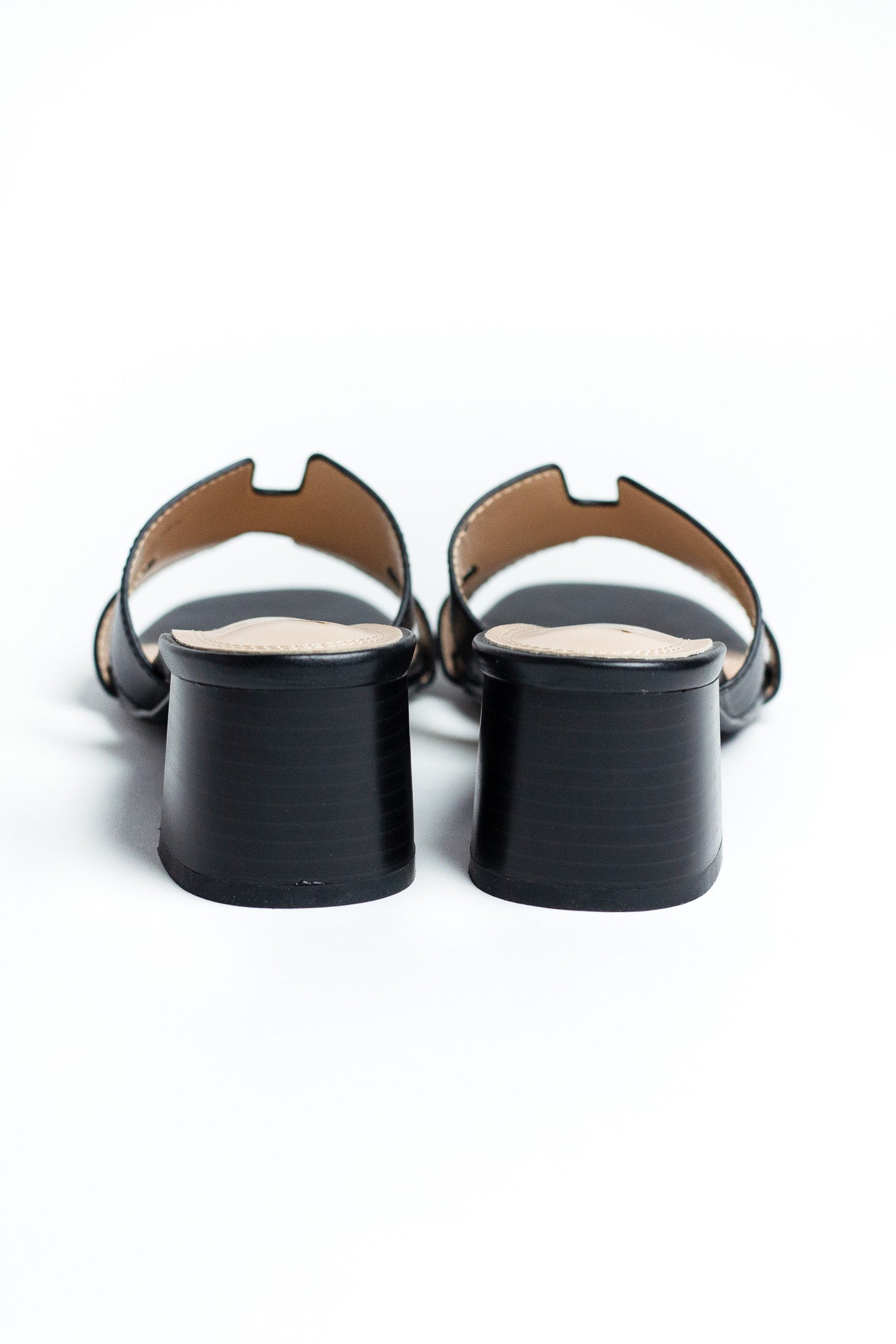 Zapatilla tipo hermes negra